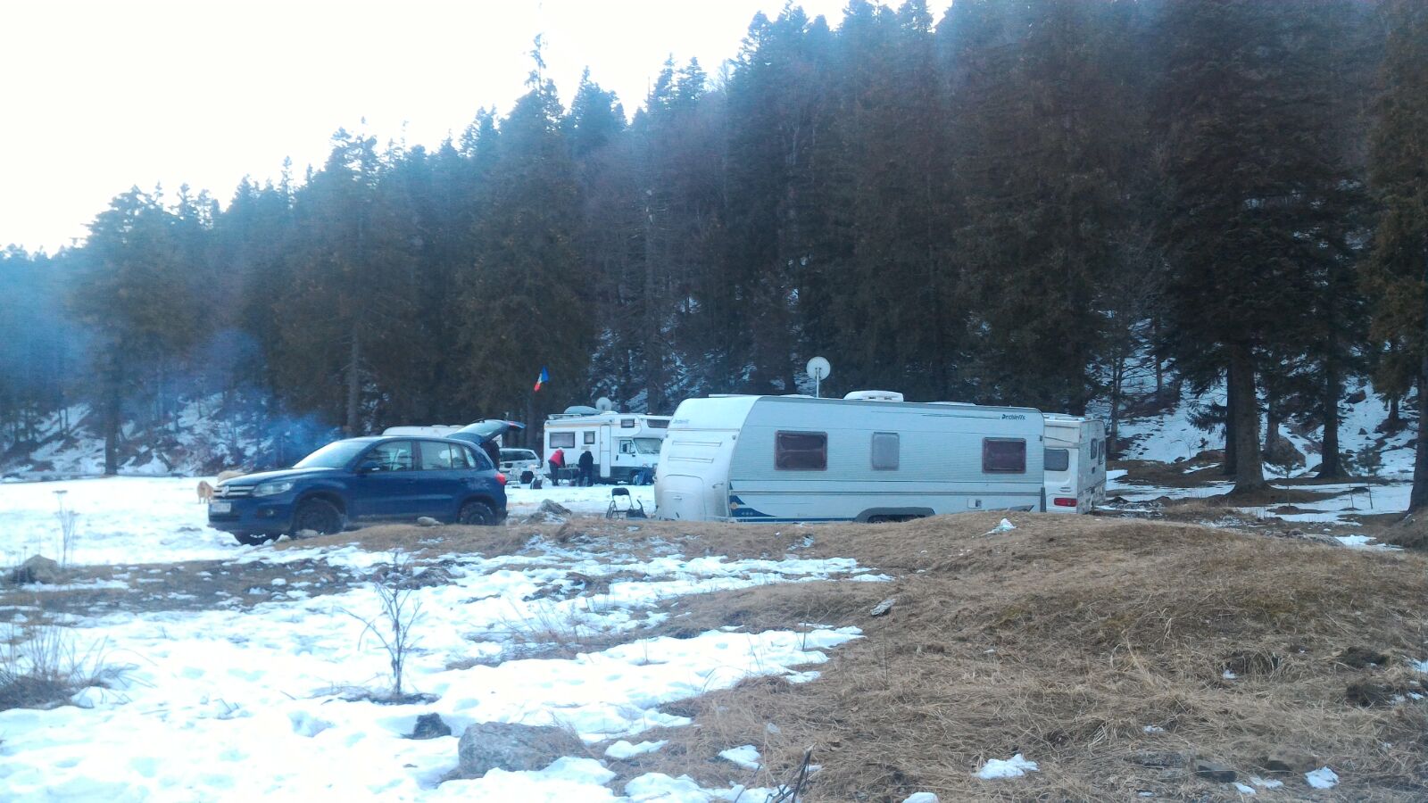 REPORTAJ/ Camping pe Valea Cerbului, în plină iarnă. Împătimiții muntelui nu se lasă descurajați nici de frig, nici de gunoaie/VIDEO