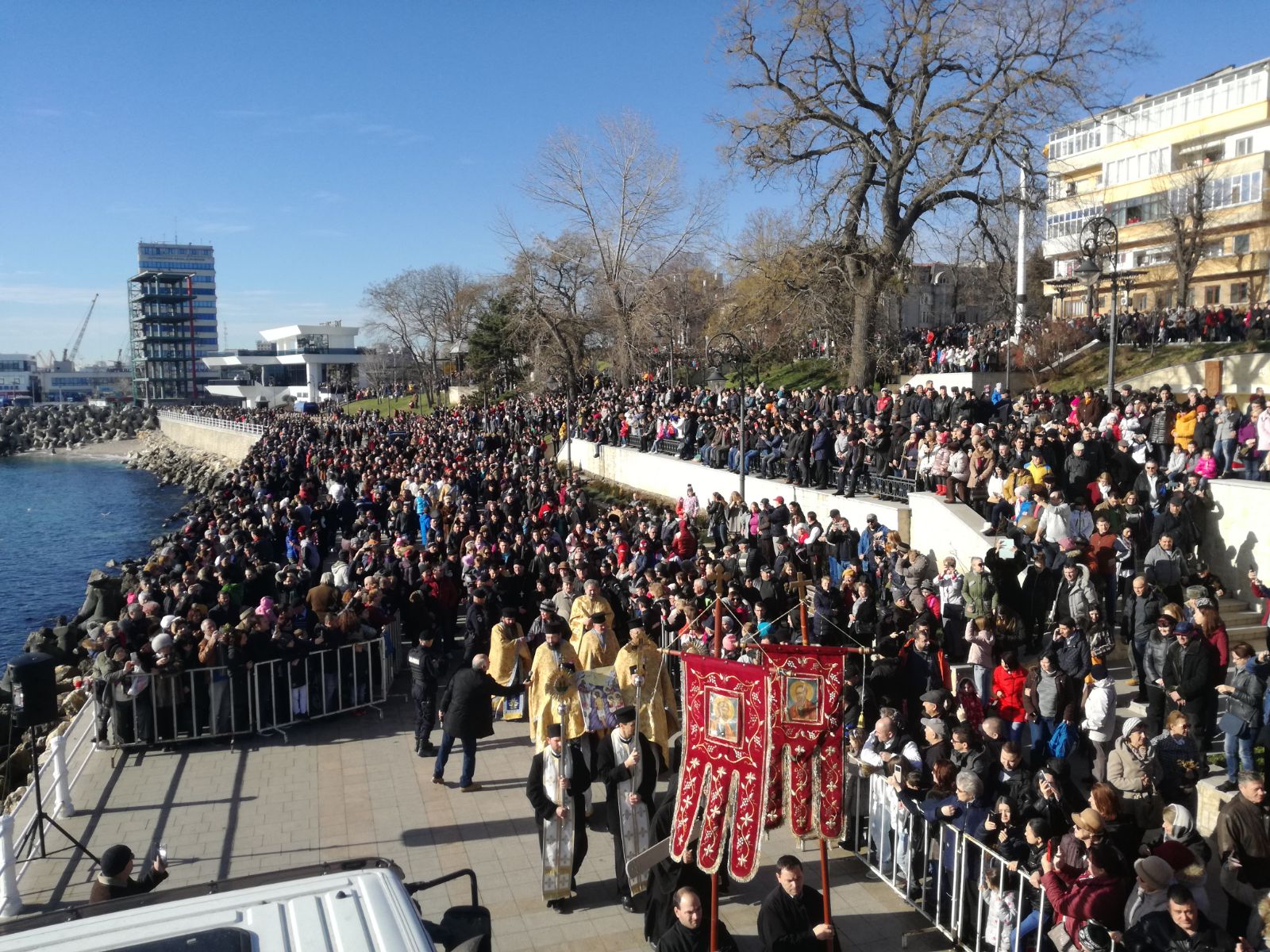 VIDEO: Peste 10.000 de oameni s-au călcat în picioare pentru agheasmă, la Constanța. În loc de gerul Bobotezei, o vreme de primăvară