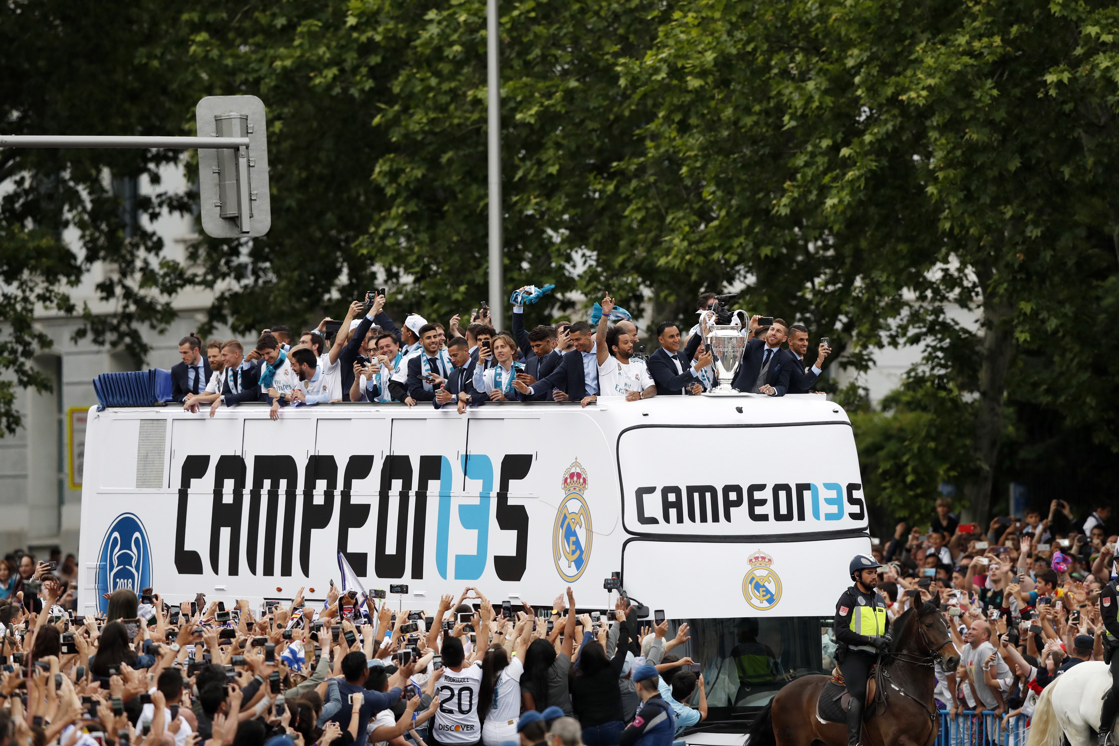 Nebunie la Madrid la întoarcerea campionilor de la Real. Ce le-a transmis Ronaldo fanilor | VIDEO&FOTO