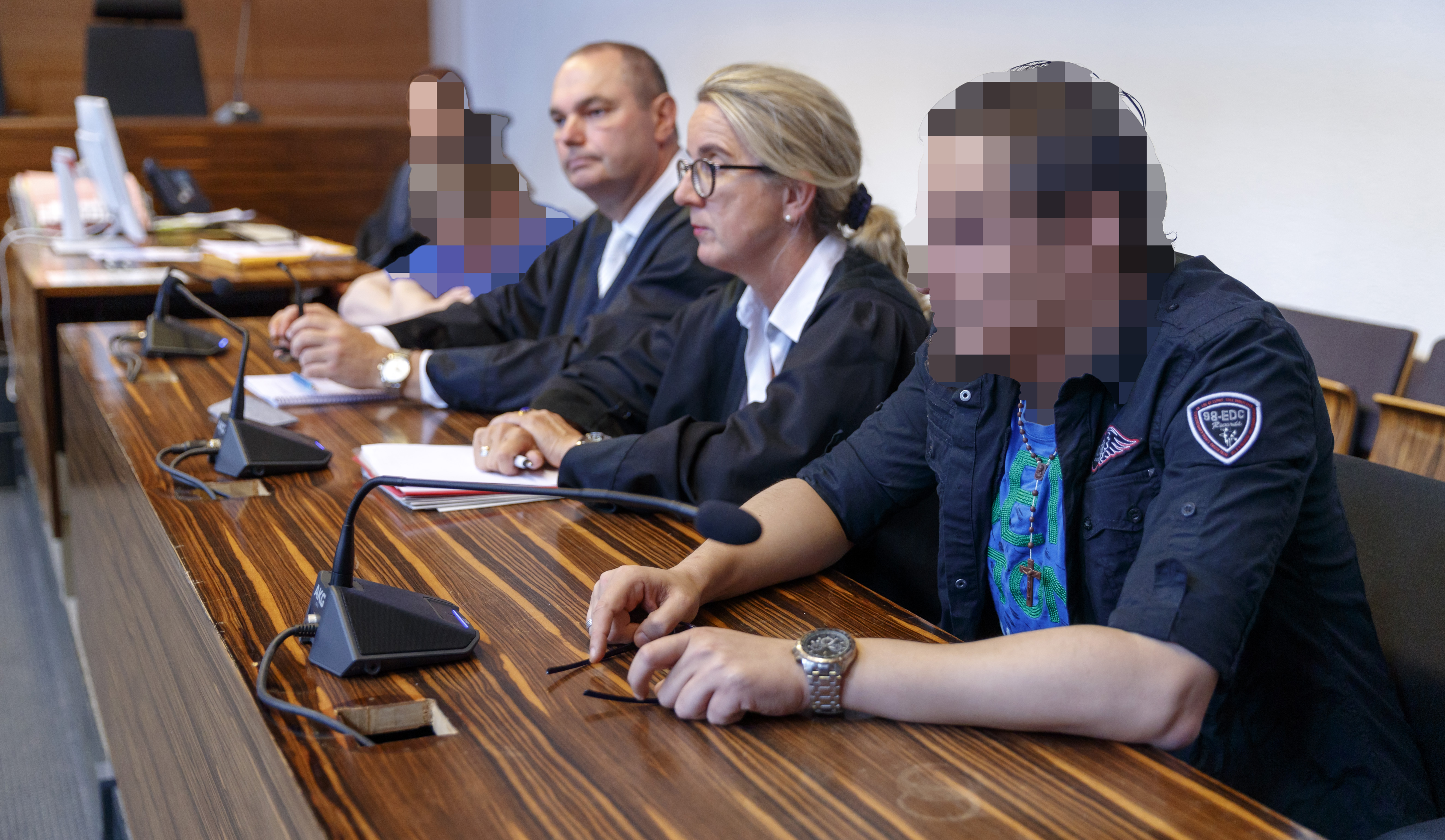 Pedeapsa primită de doi părinți care și-au violat fiul de 9 ani și l-au vândut pedofililor pe „dark web”. Ororile au fost filmate