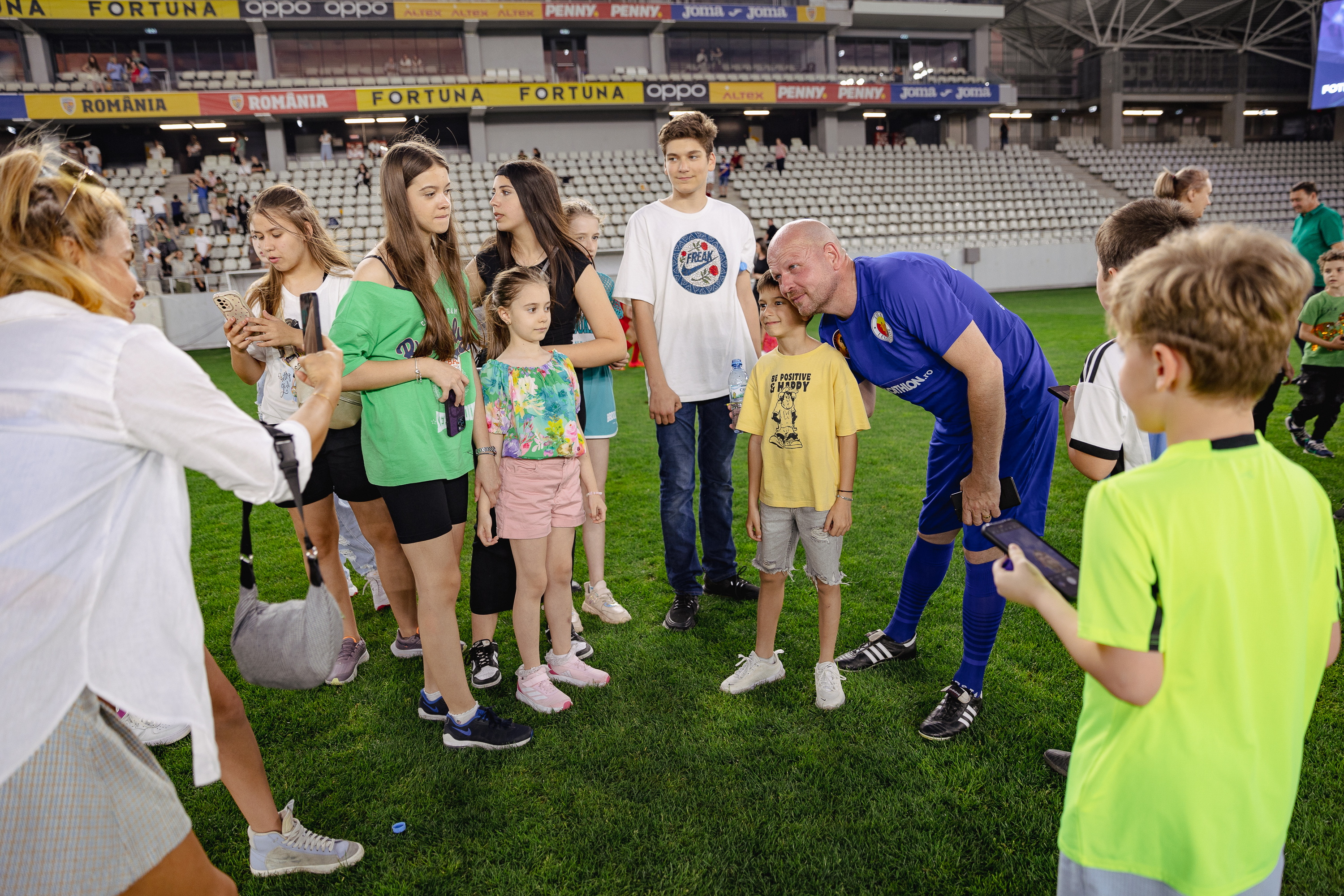 Fotbaliști și influenceri au jucat pentru Mario și Medeea, frații bolnavi de paraplegie spastică. La evenimentul caritabil, parte a campaniei Fundației Ringier, s-au strâns aproape 21.000 de euro