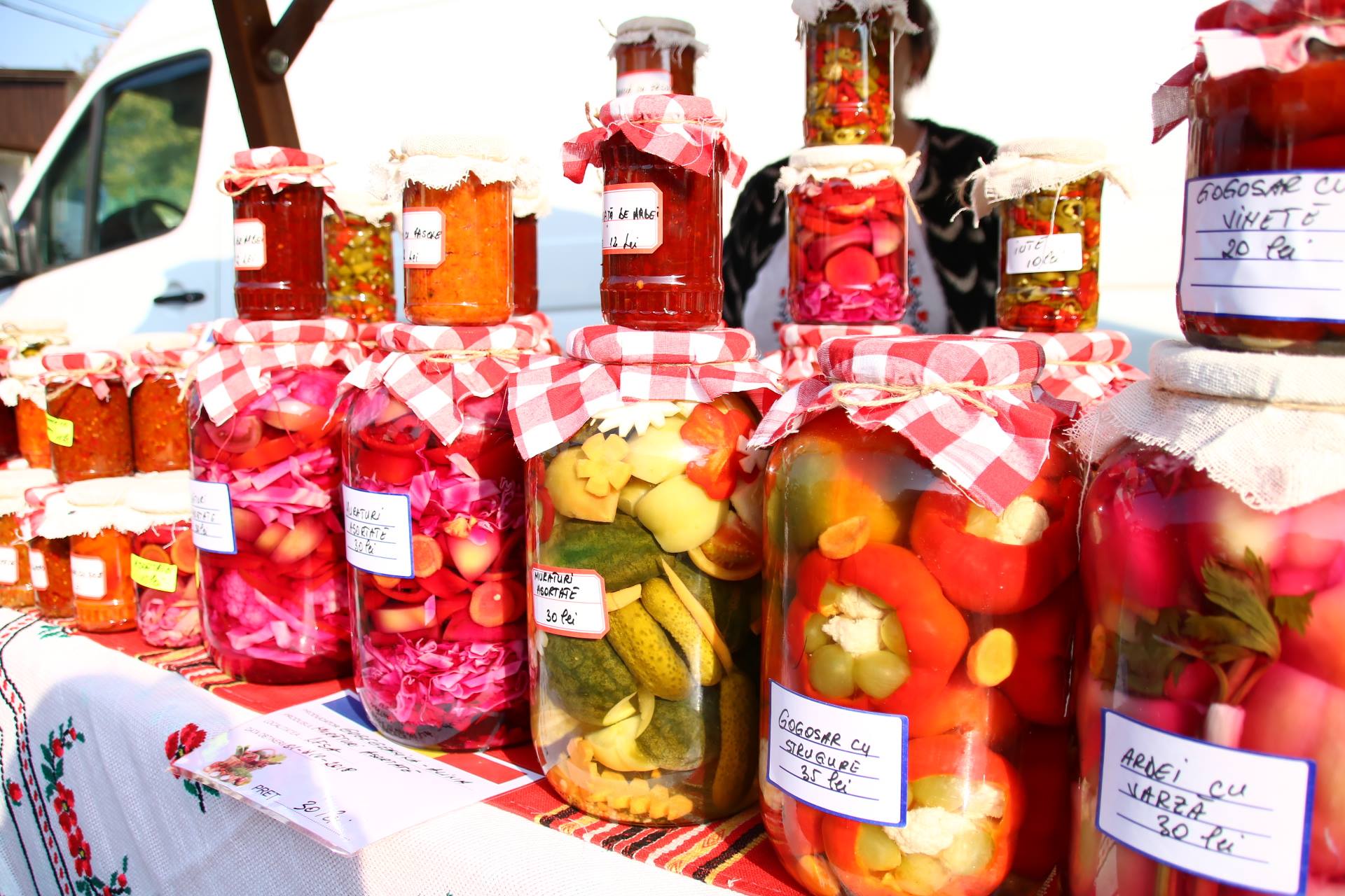 REPORTAJ: De Ziua Produselor Agroalimentare Românești, craiovenii s-au înghesuit să cumpere gogonele și să mănânce sarmale și pâine cu mălai/ FOTO