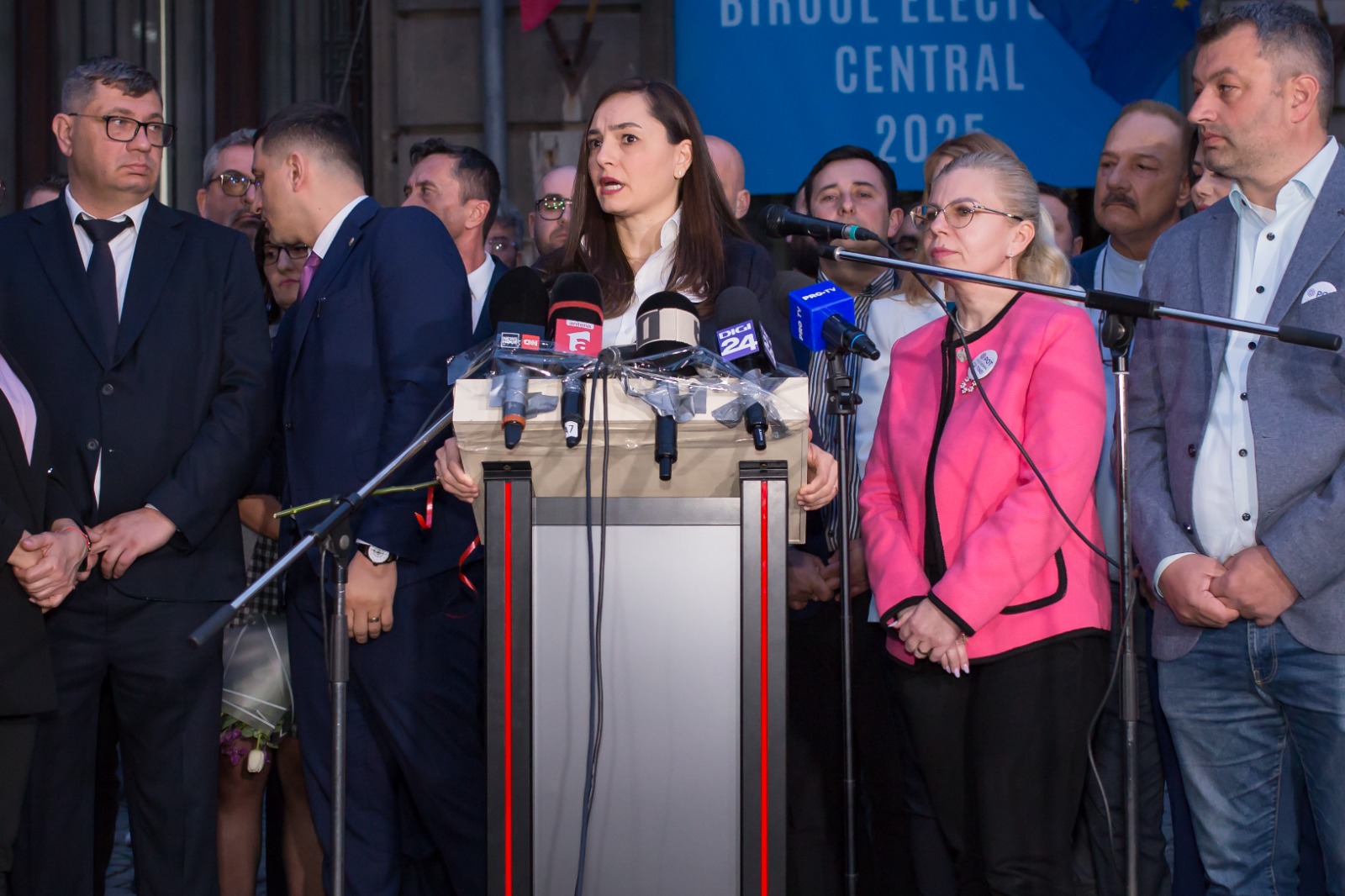 Anamaria Gavrilă și-a depus candidatura la prezidențiale la BEC, alături de George Simion. Cine se va retrage
