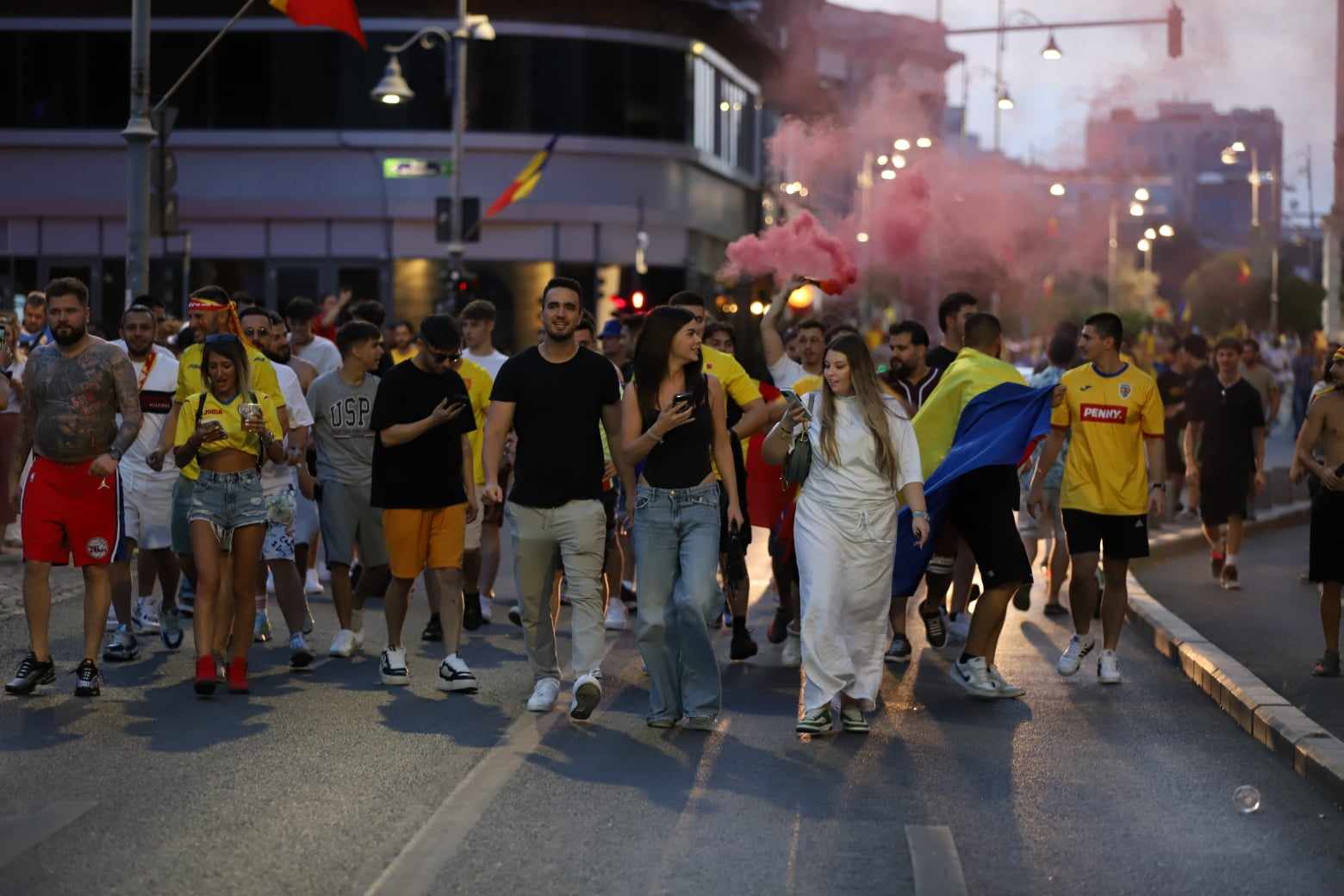 Sărbătoare și la București! Atmosferă incendiară în Piața Universității după ce tricolorii s-au calificat în optimi la Euro 2024