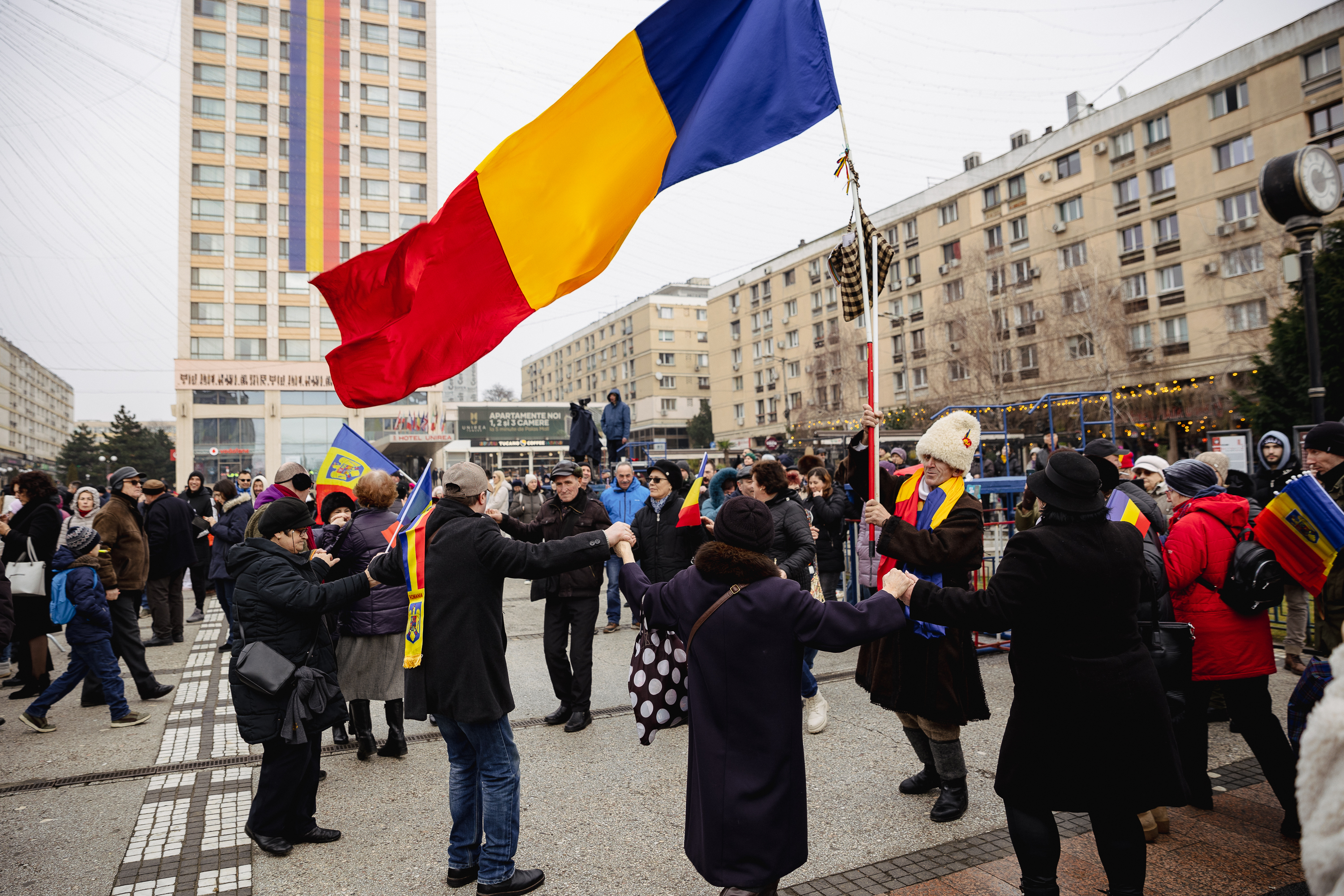 Ziua Unirii în imagini la Iași: câteva mii de oameni s-au bucurat de „sârba moldovenilor” și au fluierat puținii politicieni prezenți | Fotoreportaj