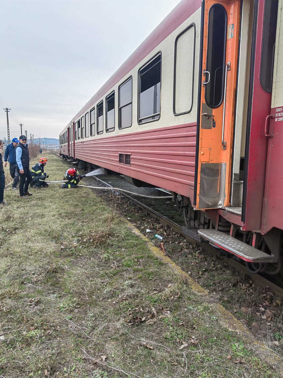 Incendiu în Iași, la un tren aflat în mers. Călătorii s-au autoevacuat