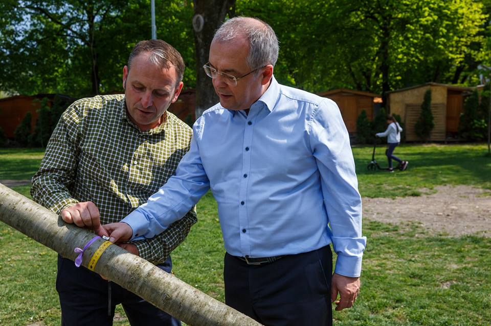 Atunci și Acum/ Emil Boc, premierul din perioada crizei economice, ales de patru ori primar al Clujului