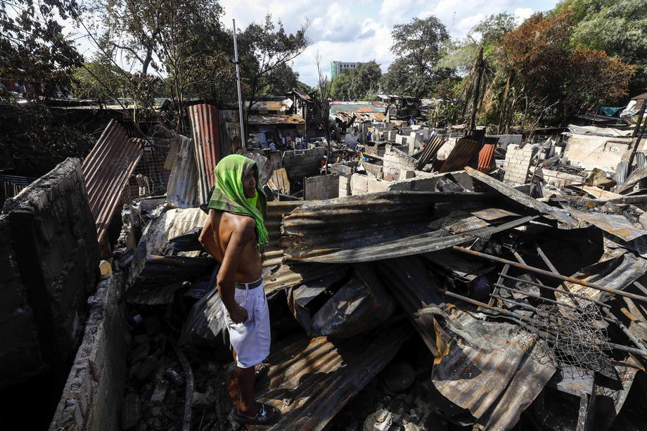 Incendiu de proporții filmat cu drona, în Filipine. Focul a distrus 80 de case și a ucis 8 persoane