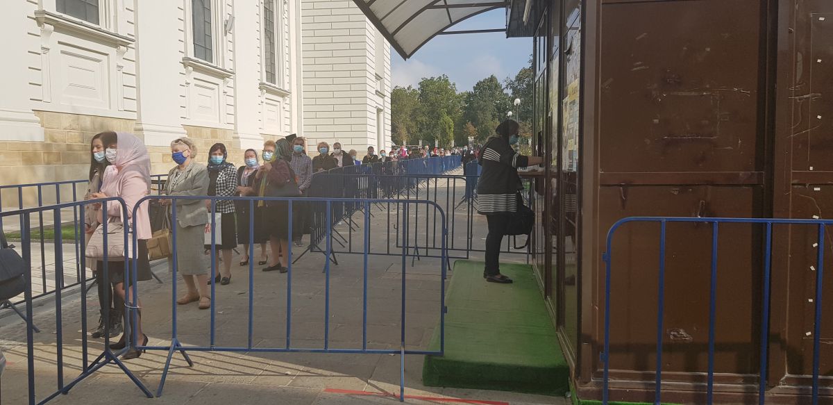 În pandemie, pelerinii Sfintei Parascheva se roagă doar cu buletinul și speră la vremuri mai bune. “N-am văzut niciodată așa ceva!”