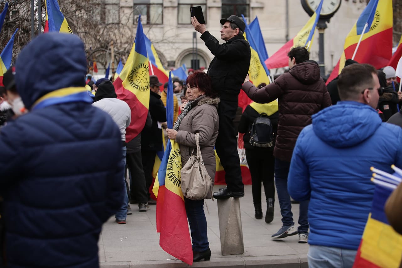 VIDEO. Incident între George Simion și un jandarm. Apoi liderul AUR aleargă după un alt bărbat. Protestarii merg spre Cotroceni