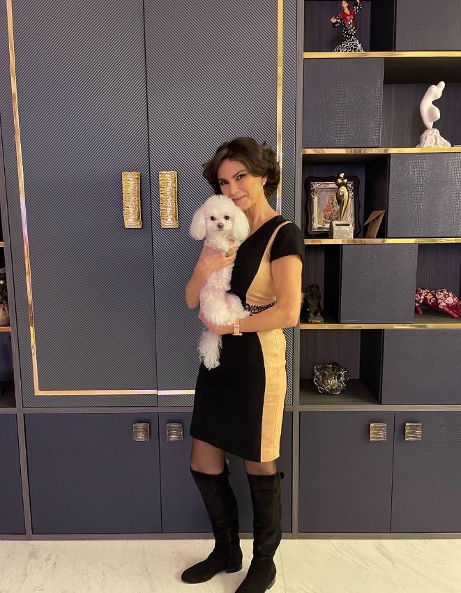 Imagini din apartamentul în care Ramona Bădescu locuiește în Italia. Are o bucătărie impresionantă, iar pe terasă a plantat lămâi și mandarini