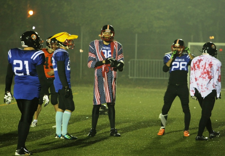 FOTO / Meci de groază la ”Arcul de Triumf”! Arlechinii şi Rebelii au jucat rugby-fotbal american