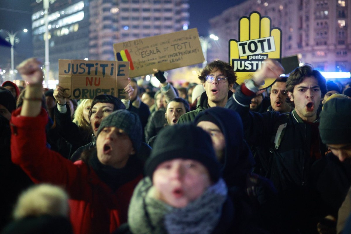 Nou protest în Piața Victoriei din București. Câteva mii de oameni au cerut demisia șefei Curții Supreme, Lia Savonea, pentru neregulile din justiție, în a patra zi consecutivă