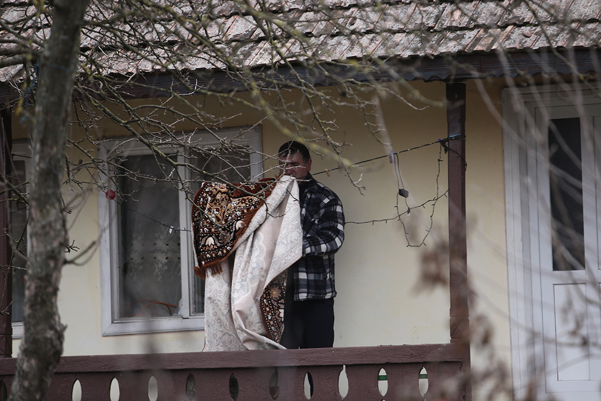 Sacrificiul neștiut al românilor care își cresc singuri copiii, în timp ce soțiile lor sunt la muncă în străinătate: „Nu mă pot uita când își face bagajele. Bărbat-bărbat, dar plâng mereu”