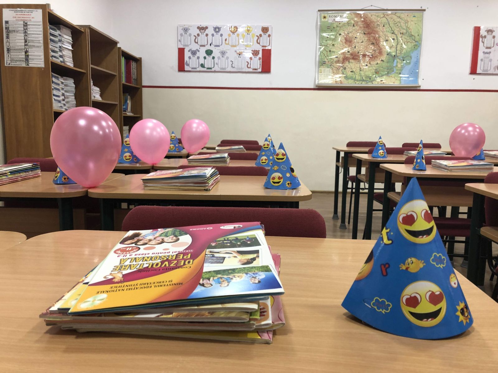 REPORTAJ/ Clopoțelul a sunat în containere la începerea noului an într-o școală din Timișoara. Primarul i-a îndemnat pe cei mici să devină ”oameni școlați” - FOTO