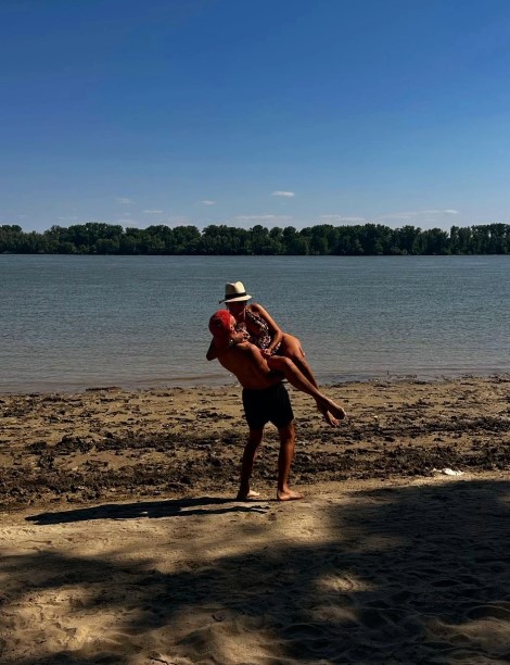 Cum a apărut Anca Țurcașiu alături de iubitul ei, Călin Șerban. Actrița s-a dezbrăcat și a rămas în costum de baie