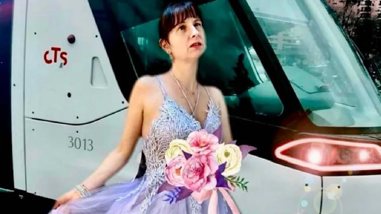 Sandra, femeia care s-a căsătorit cu un tramvai: „Profund îndrăgostită de 3013”