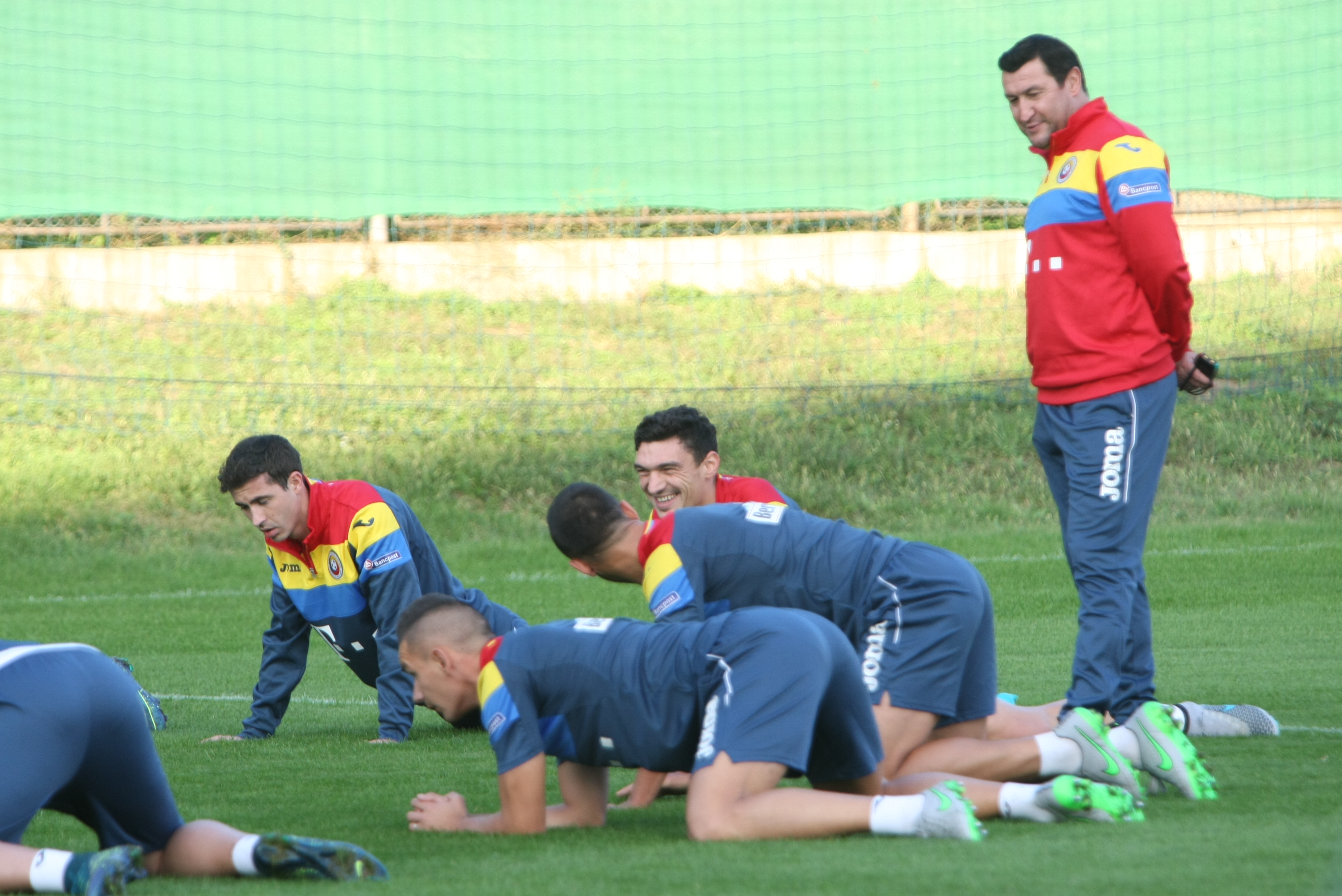FRF a câștigat recursul la UEFA, meciul cu Finlanda se va disputa cu spectatori! Marți se pun în vânzare, online, biletele. ^Tata Puiu nu știa ”bomba” la antrenamentul de luni și căuta metode să învioreze naționala: ”Să veniți cu trompetele la stadion, măcar pe voi să vă aud!” / FOTO