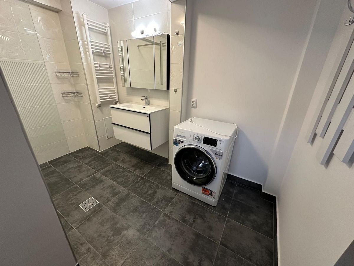 Imagini înainte și după cu apartamentul pe care Calina Dumitrescu l-ar fi distrus. Proprietara rupe tăcerea: „O pune pe mama ei sa se ocupe de mizeria pe care ea o face”