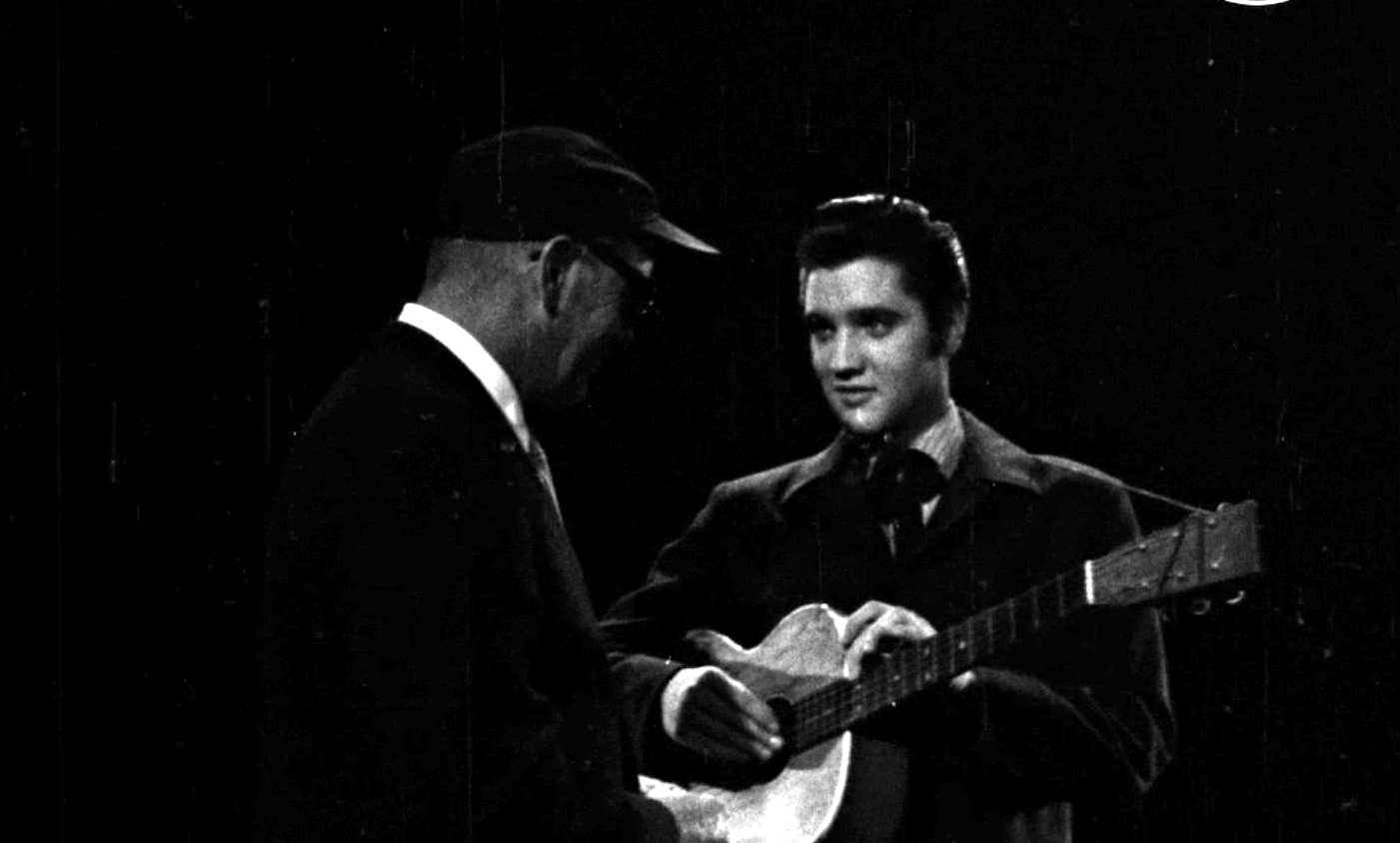 Imagini video necunoscute cu Elvis Presley, apărute după aproape 70 de ani. Filmare din 1956, când a înregistrat o melodie celebră