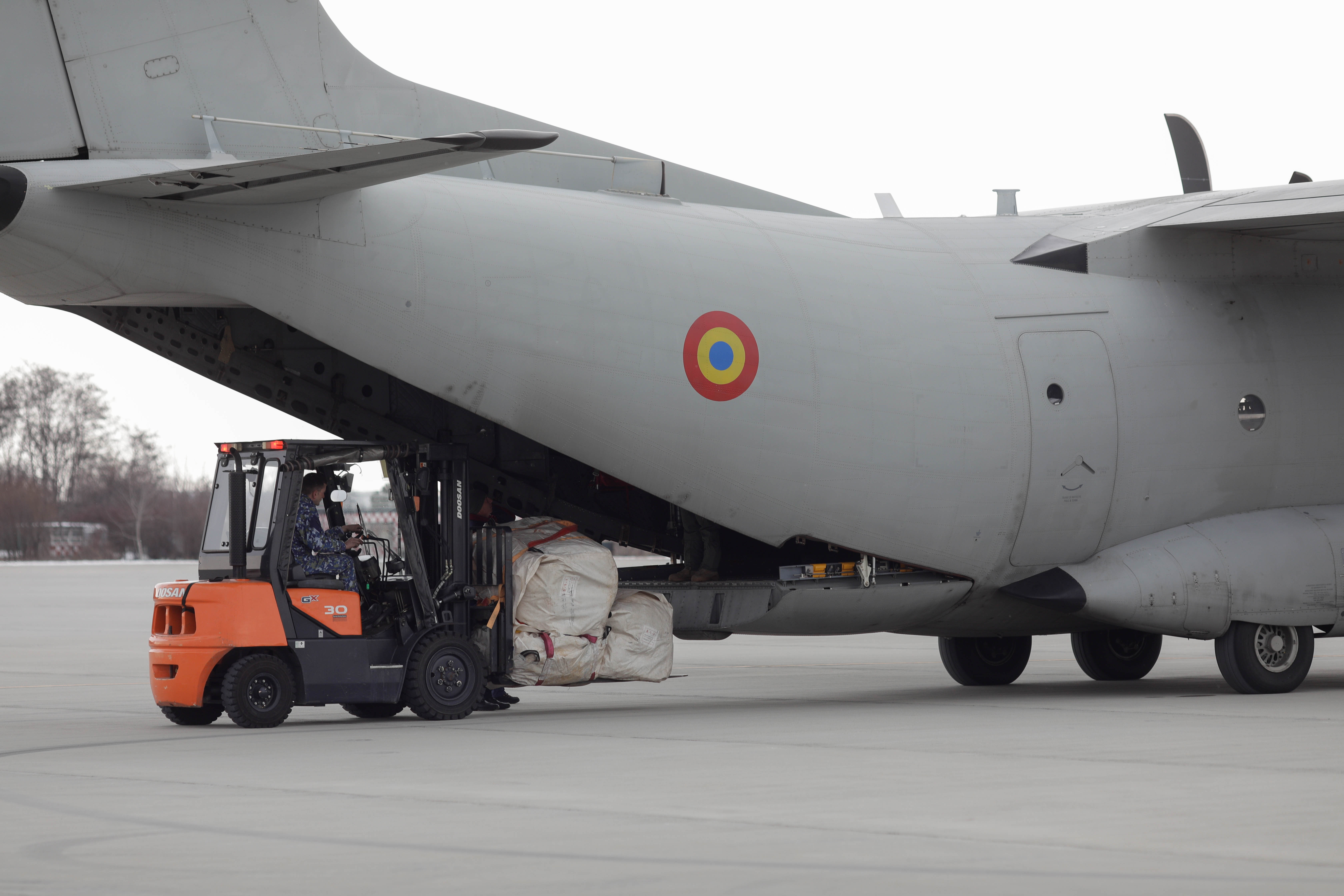 România trimite ajutoare în Turcia. Două aeronave cu 59 de salvatori au aterizat deja la Adana