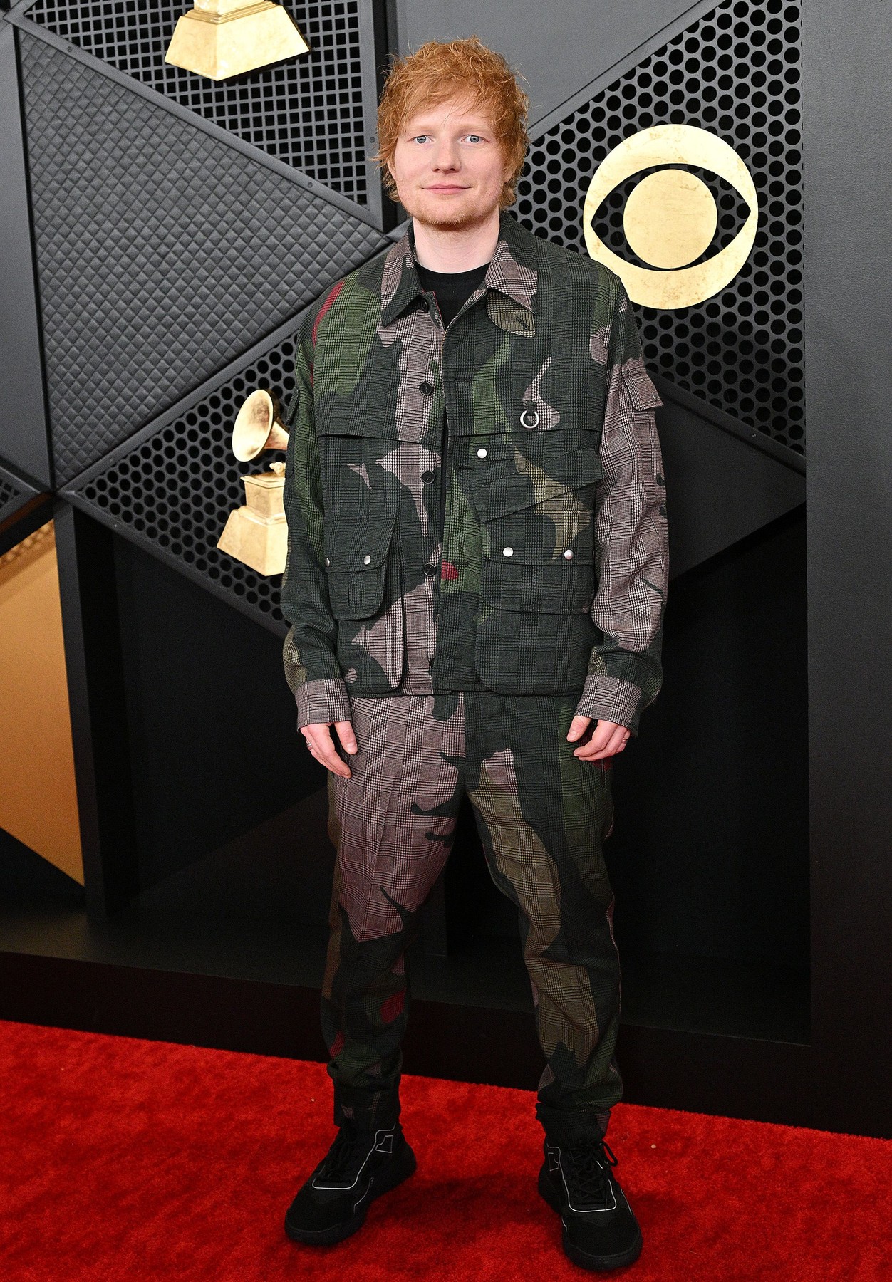 Ținutele vedetelor la Premiile Grammy 2024. În comparație cu Taylor Swift, care a purtat o rochie albă, Billie Eilish s-a îmbrăcat într-o jachetă cu pantaloni largi