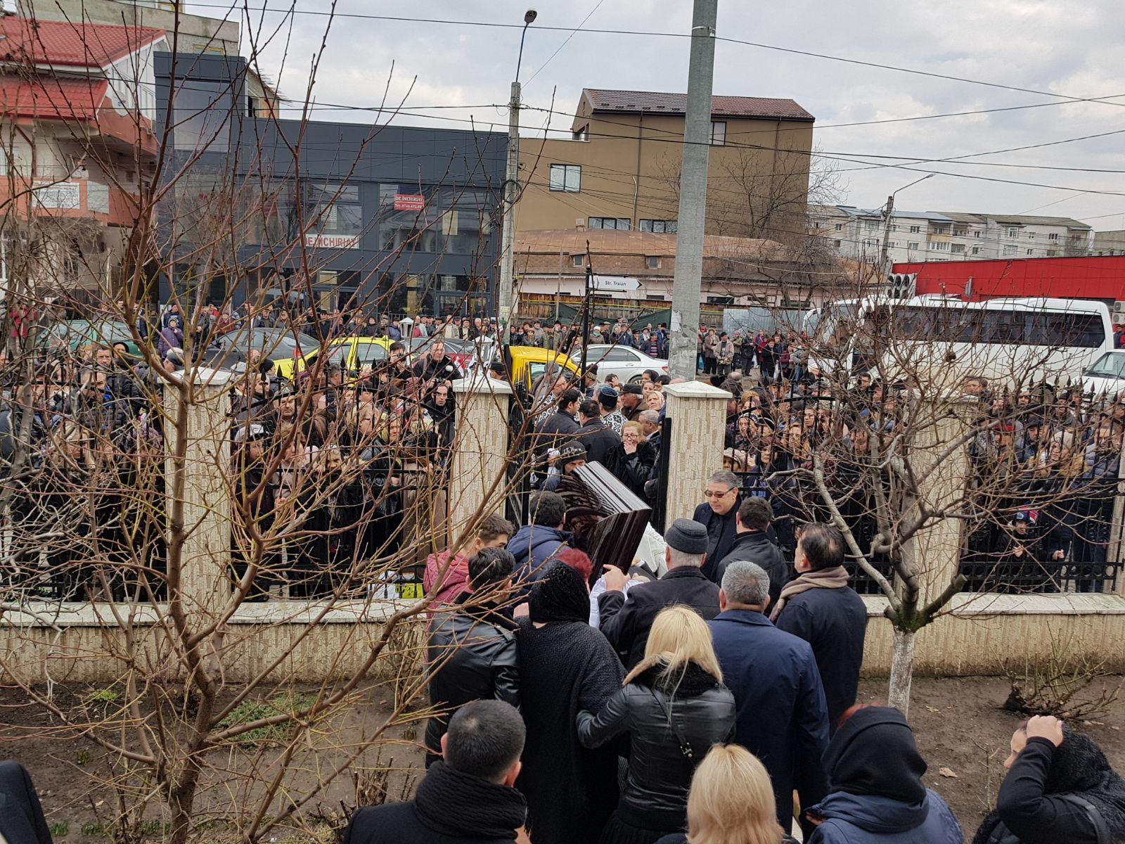 FOTO/ Liderul țiganilor din Moldova, înmormântat la Vaslui. La procesiune au fost mii de oameni, iar traficul a fost perturbat