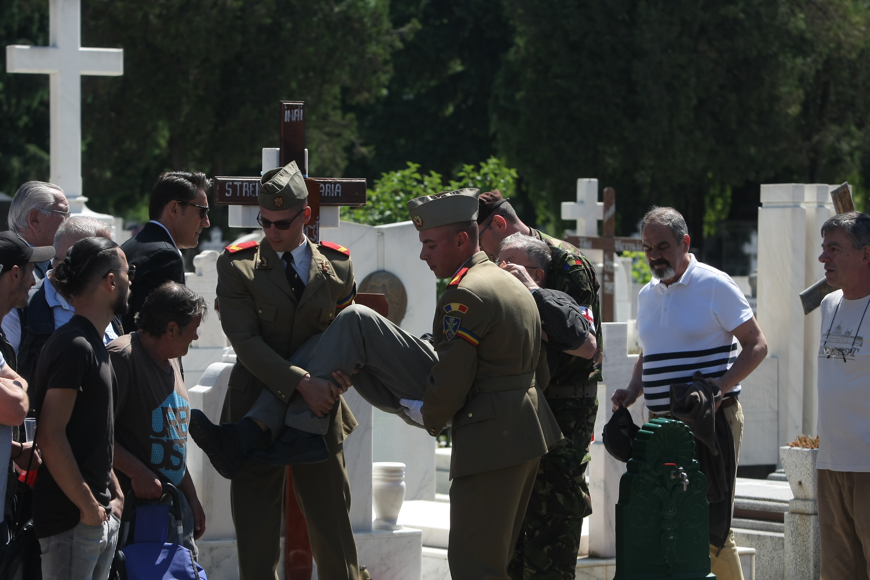 GALERIE FOTO&VIDEO/ Cristian Țopescu, înmormântat cu onoruri militare, la Cimitirul Ghencea Militar din București