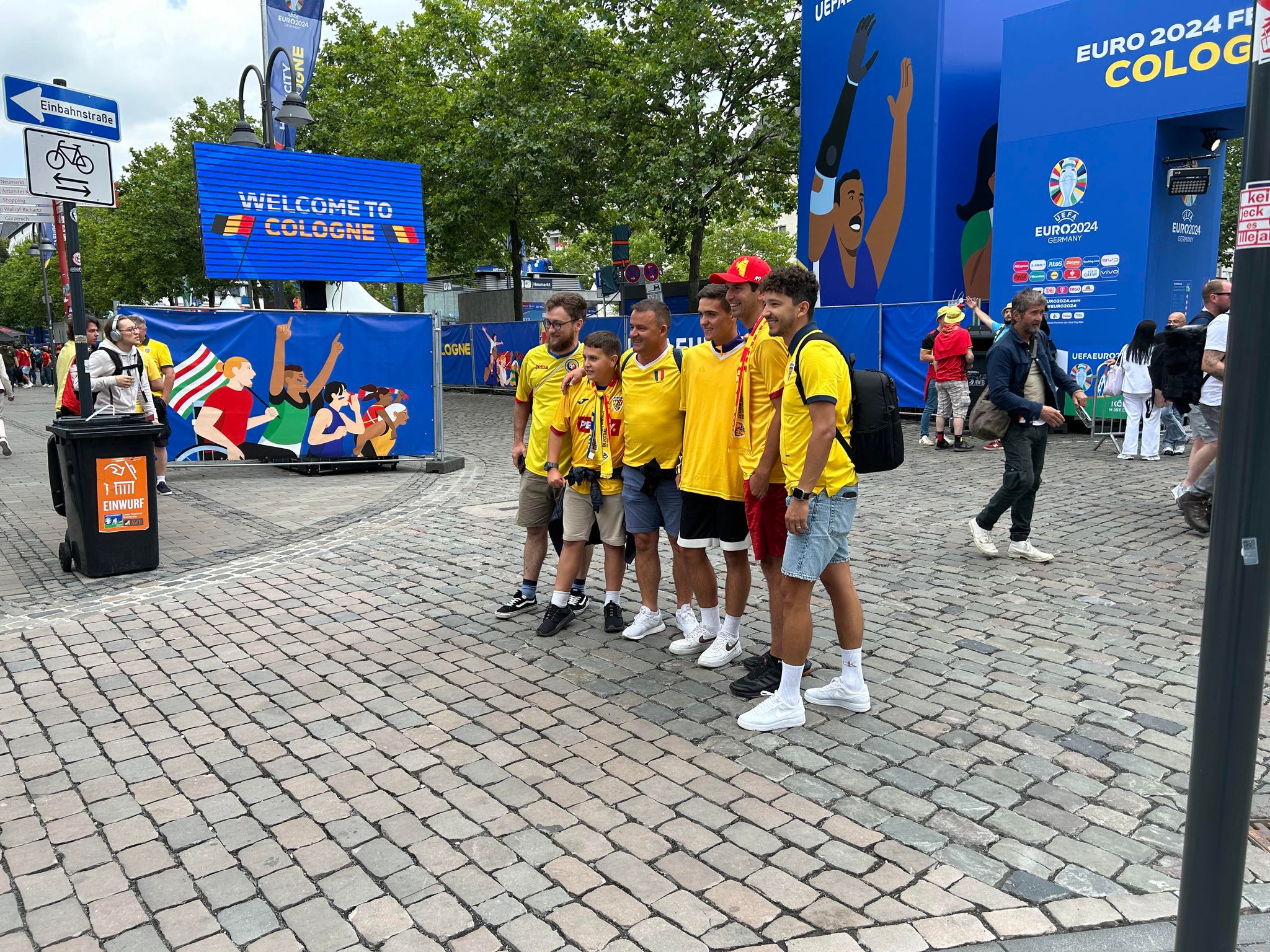 Fanii României fac spectacol la Köln, înaintea partidei cu Belgia de la EURO 2024. Au cântat „Treceți, batalioane române, Carpații” și imnul național. VIDEO