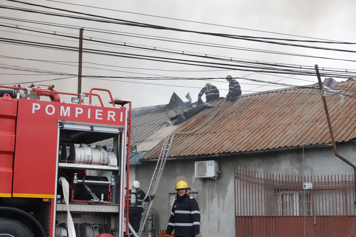 FOTO&VIDEO / Incendiu violent la un depozit de mase plastice și vopseluri de lângă București. Trei persoane au ajuns la spital