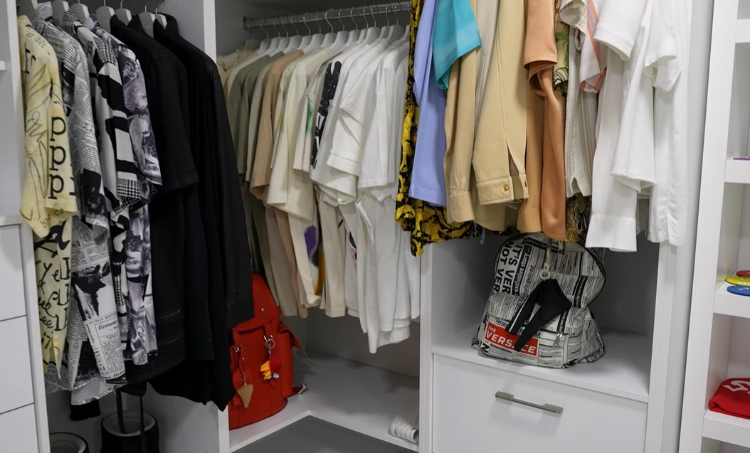 Imagini cu dressingul lui Dorian Popa. „Poate fi asemănat cu un spital. Sunt nebun după ordine”. Are o colecție de adidași de 40.000 de euro