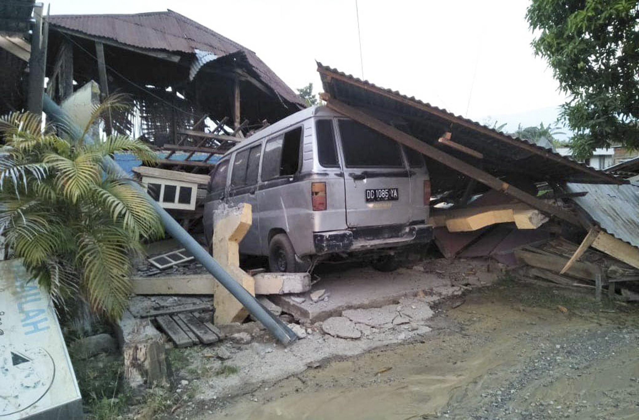 UPDATE / Bilanțul tragediei din Indonezia capătă proporții catastrofale: cel puțin 1.424 de morți. Decedații, înhumați în gropi comune