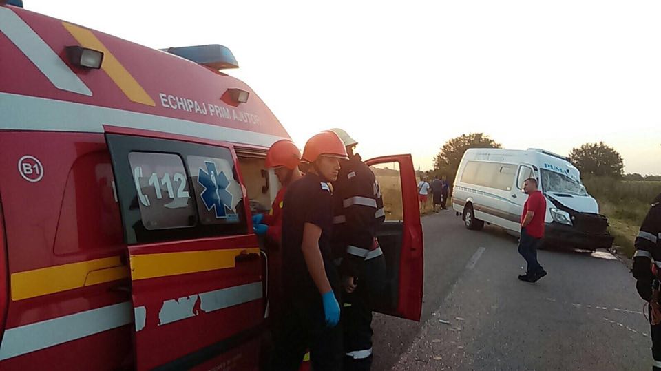 UPDATE: Doi morți și 10 răniți într-un accident în județul Arad. Cum s-a întâmplat nenorocirea