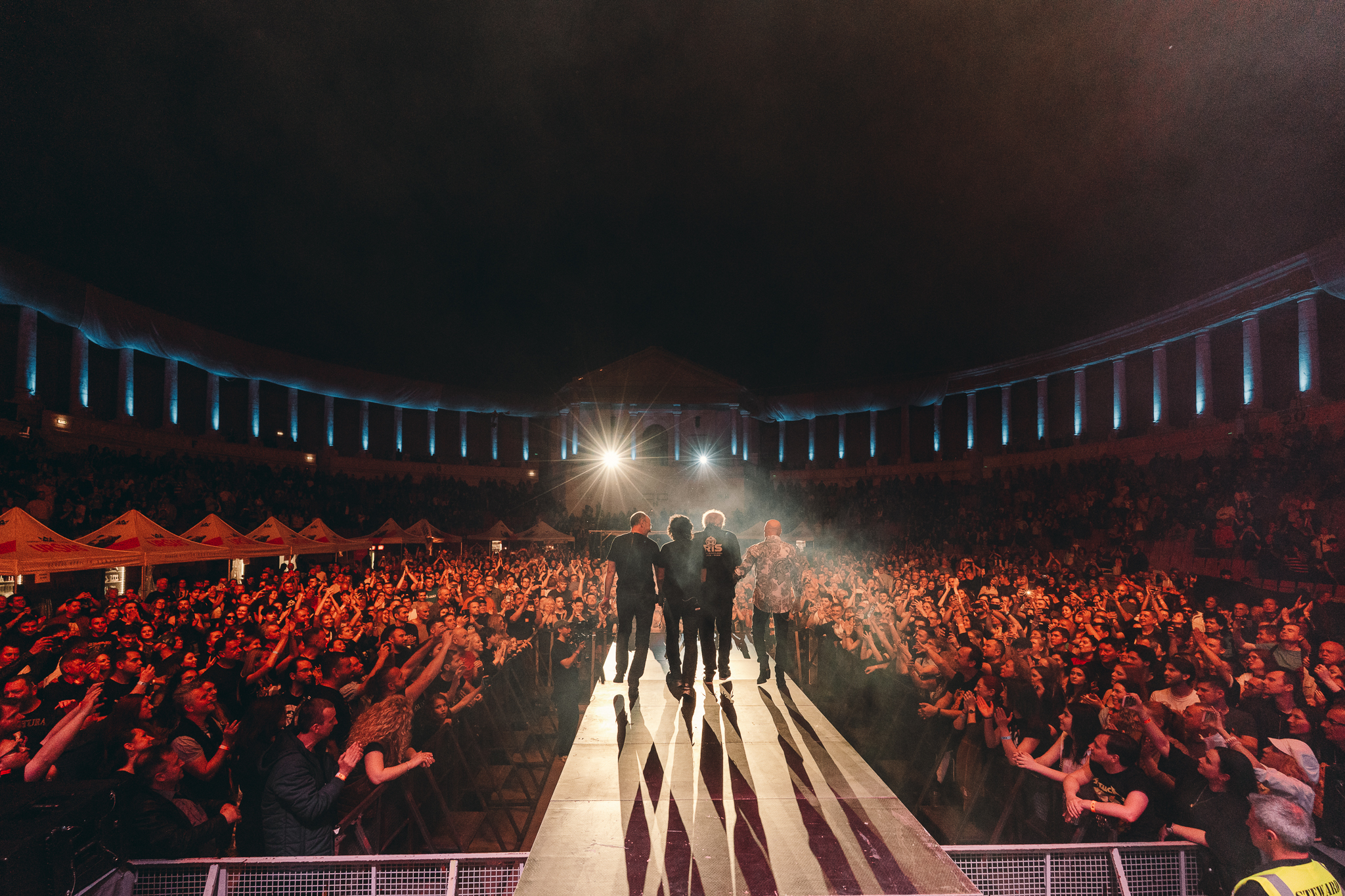 Cristi Minculescu, în genunchi pe scena de la Arenele Romane din București. Cum a apărut artistul în fața fanilor