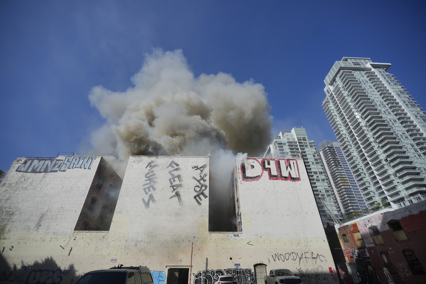 Un incendiu masiv a mistuit Hotelul Morrison din Los Angeles, făcut celebru de albumul trupei The Doors 