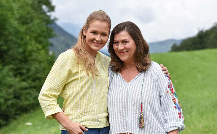 Ki hitte volna? Mindenki kedvenc szülésznője az Alpokban dolgozik