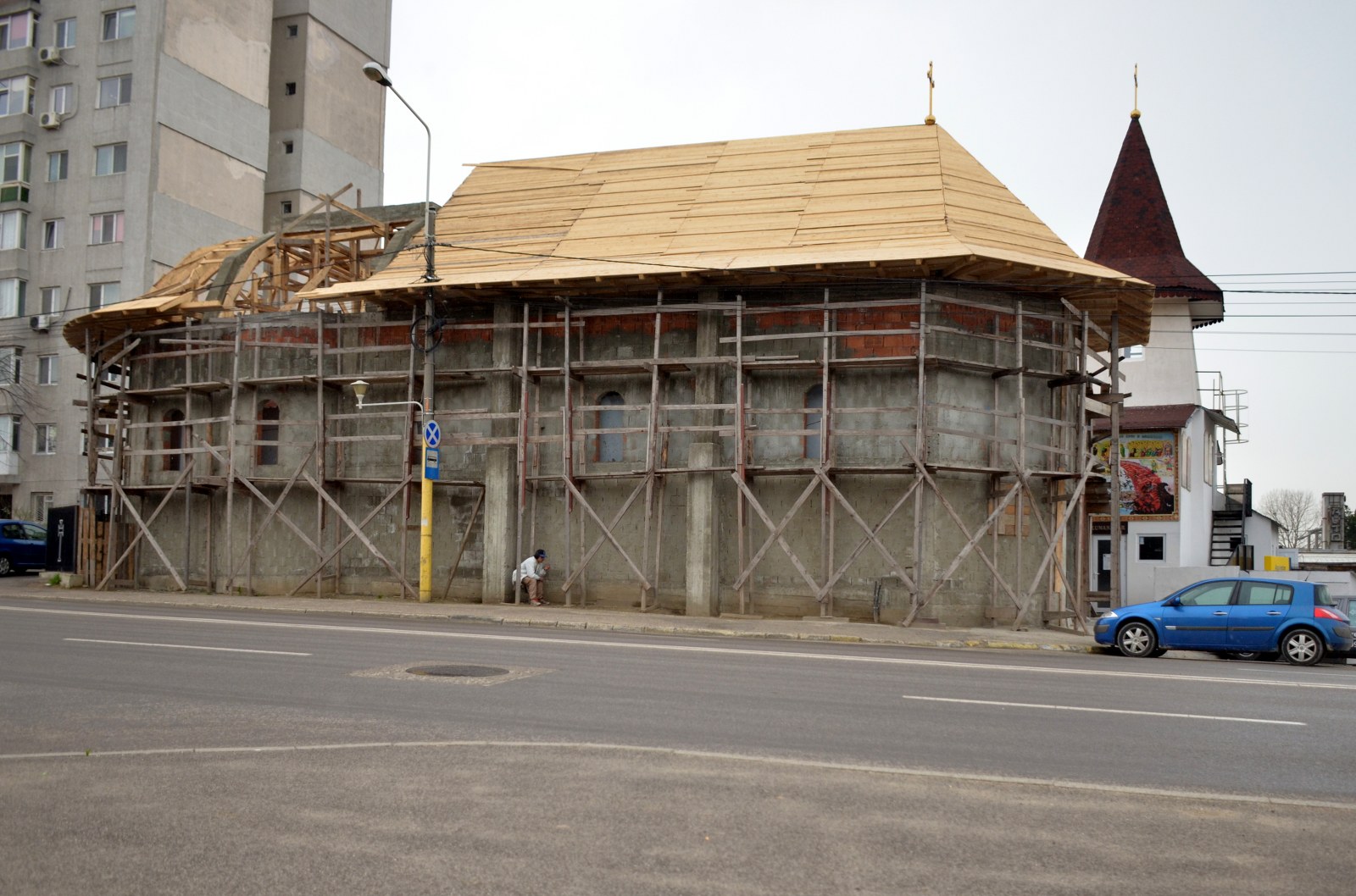 Se întâmplă în Constanța! Ce iese prin acoperișul unei biserici! GALERIE FOTO