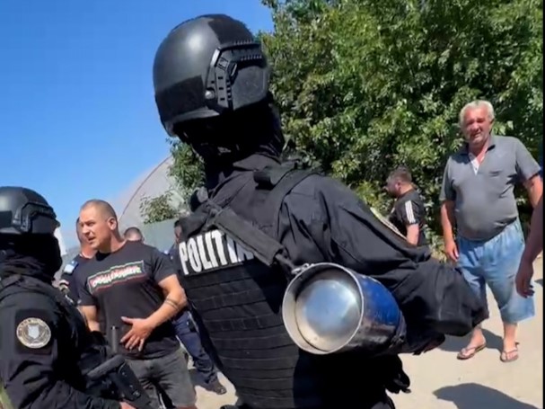 REPORTAJ Lacrimogene de campanie în Mihăilești, Giurgiu: polițiști înarmați și jandarmi au venit să oprească un protest față de primar