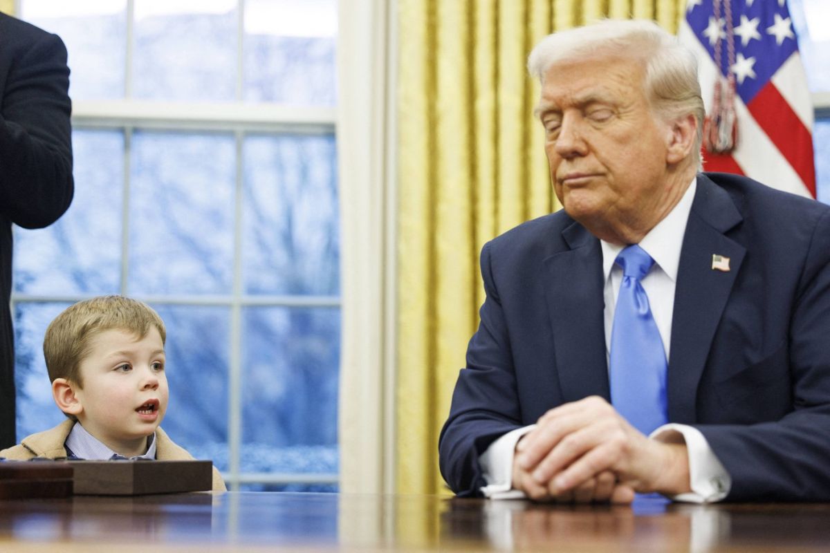 Fiul de 4 ani al lui Elon Musk a făcut spectacol în Biroul Oval: s-a scobit în nas, i-a șoptit ceva la ureche lui Donald Trump și s-a urcat în capul tatălui său