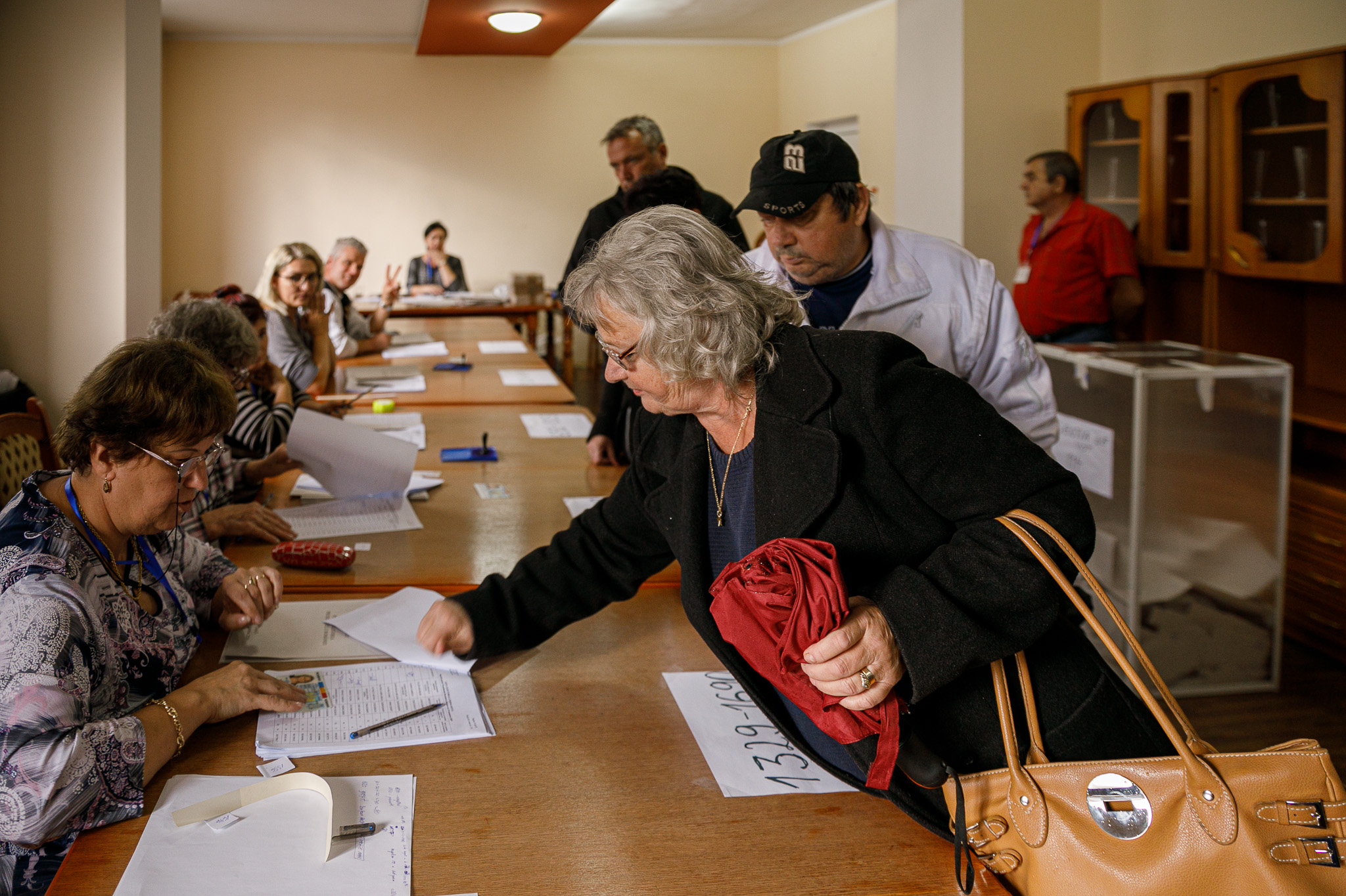 Oamenii din Lupeni au votat în cârje, supărați, fără speranță că le va fi mai bine. “Ăștia-s politicieni? Toți vor să ajungă la putere ca să își bată joc de fiecare!”