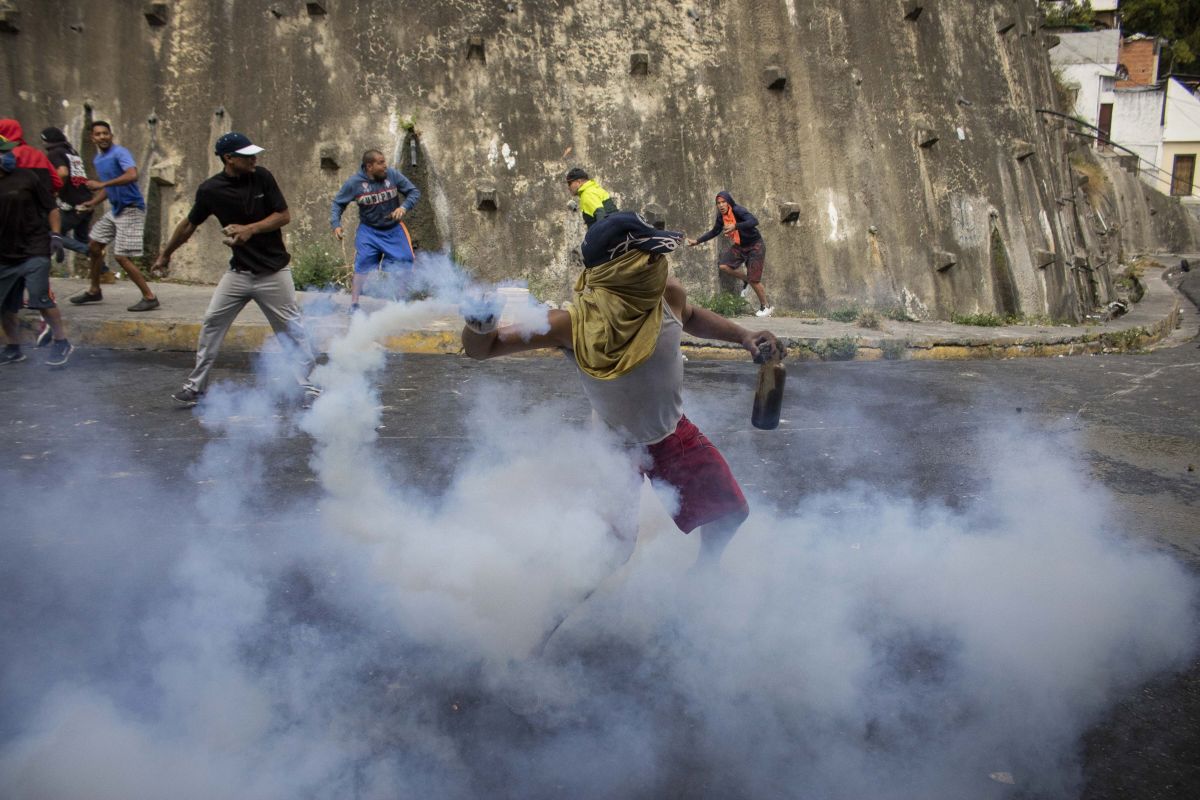FOTO | Violențe în Venezuela după ce Juan Guaido s-a autoproclamat președinte. Cel puțin șapte persoane au murit în confruntările cu forțele de ordine
