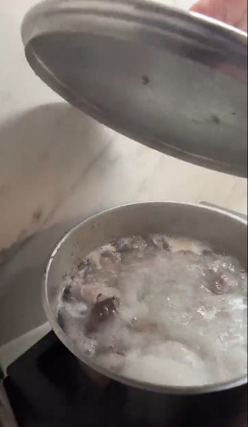 Imagini din casa lui Mihai Bobonete de Crăciun. Actorul a arătat bradul din sufragerie și bucătăria, unde gătea șnițele și ciorbă, alături de soție