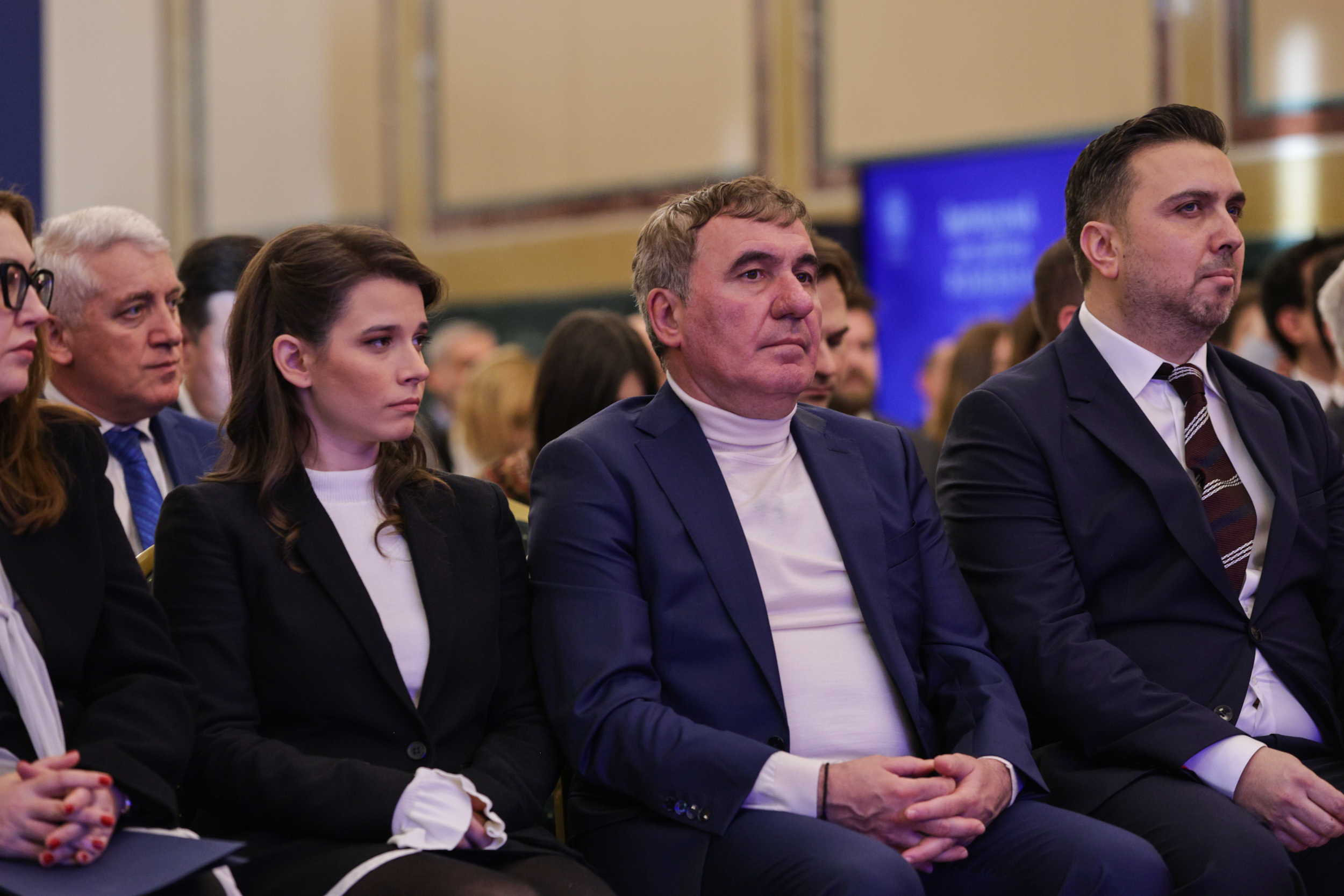 Românii pot călători în SUA fără vize din 31 martie. Decizia, oficializată de Marcel Ciolacu, ambasadoarea SUA și Hagi: „Un moment istoric”