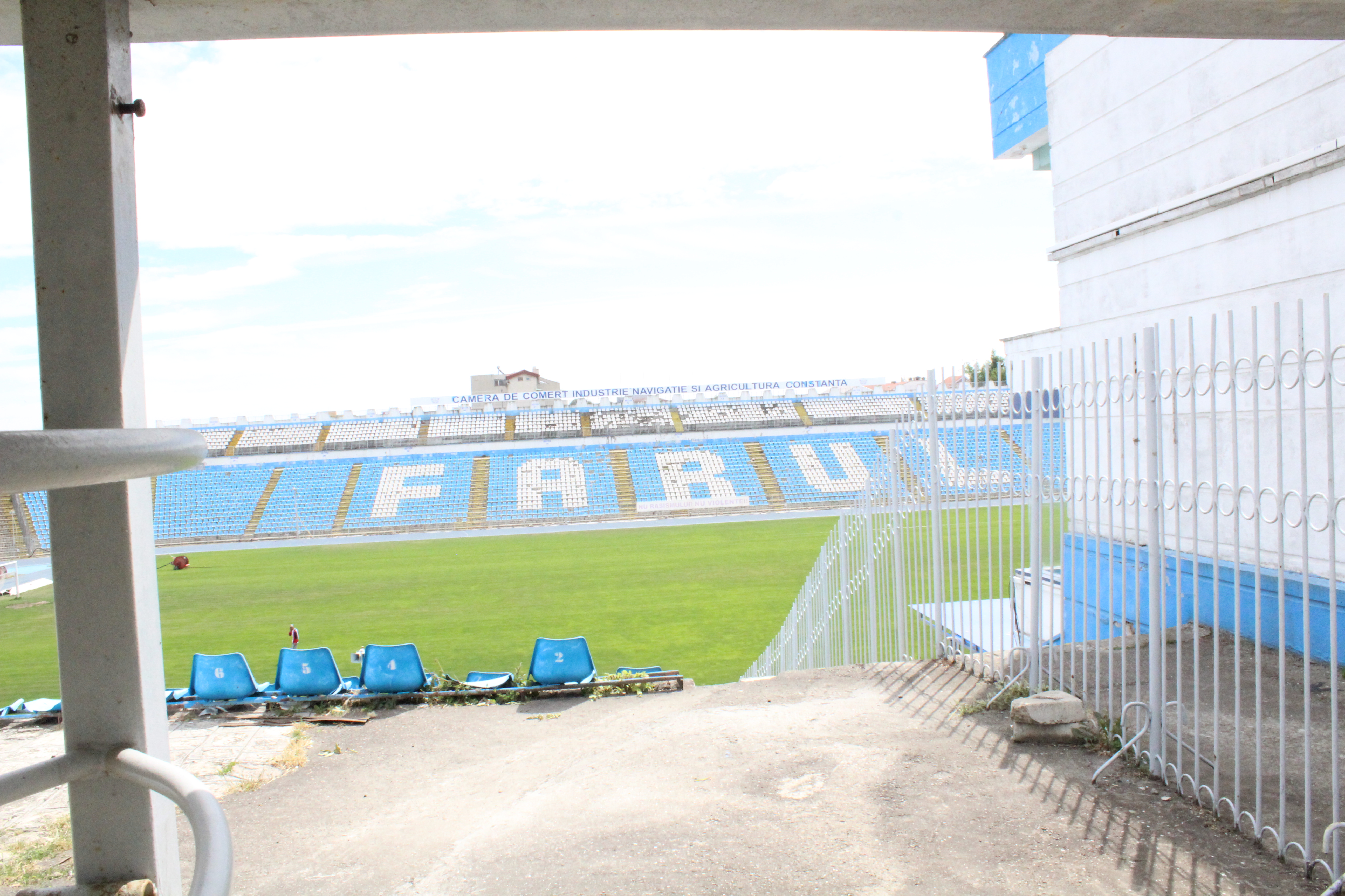Supercupa de pe 8 iulie, pe un stadion ca după bombardament / FOTO