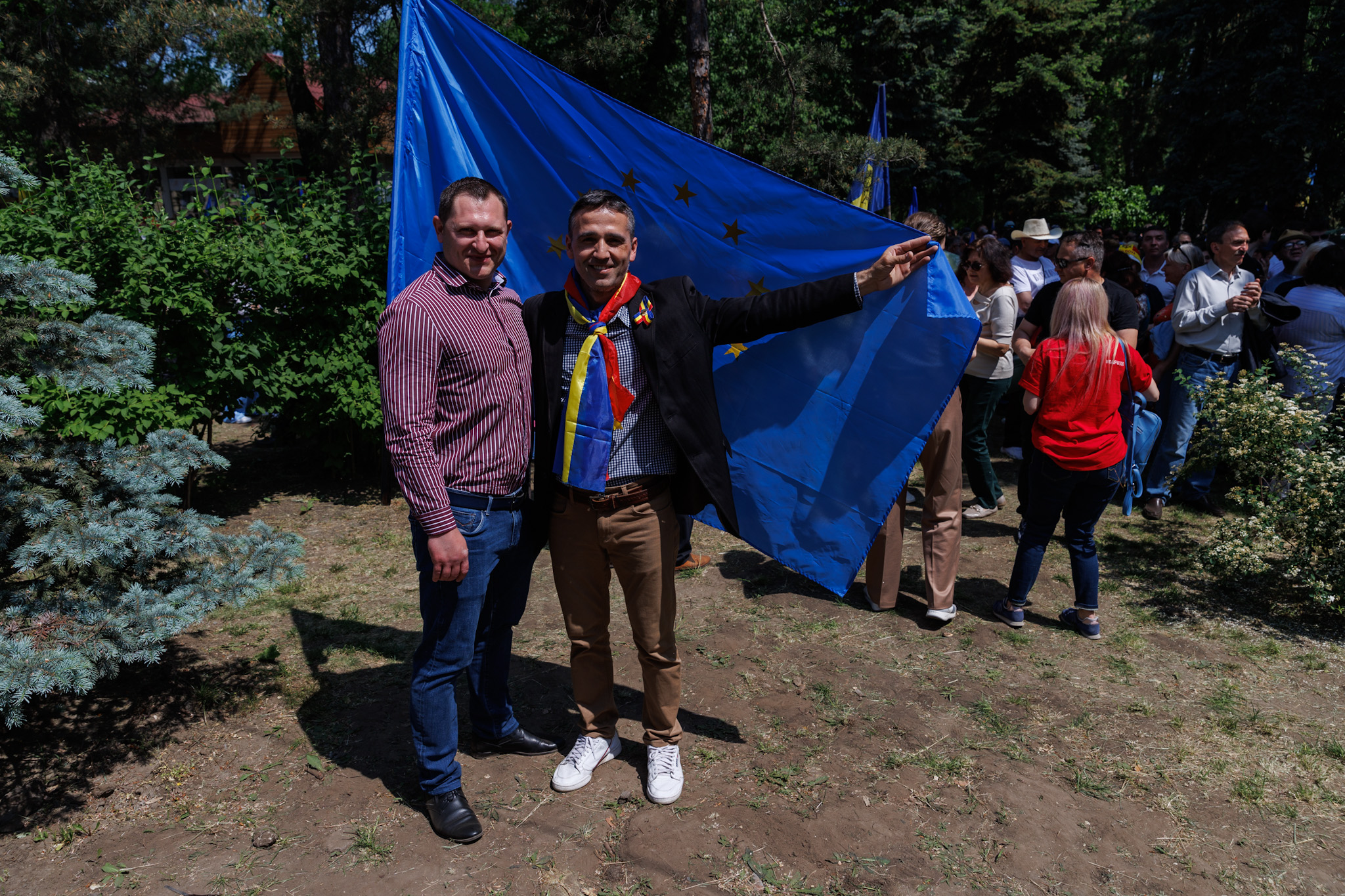 REPORTAJ. Marșul moldovenilor spre Vest a trecut peste șoselele pavate de sovietici. Libertatea a mers cu un autocar cu manifestanți spre piața din Chișinău în care 80.000 de oameni au strigat că vor în Europa
