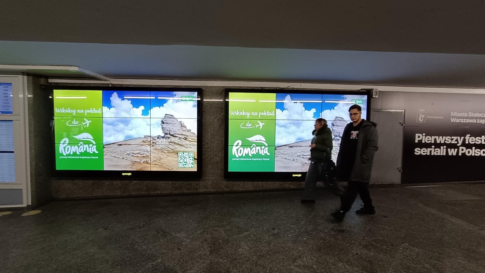 Locații turistice din România, promovate în Polonia. Reclamele sunt plasate în mijloacele de transport din Varșovia și Cracovia