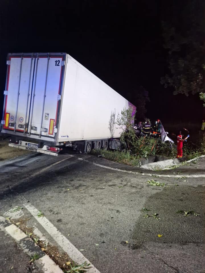 Familie distrusă în Sibiu, unde un camion intrat pe contrasens a făcut praf o mașină. Șoferul și soția lui au murit, doi adolescenți au fost grav răniți