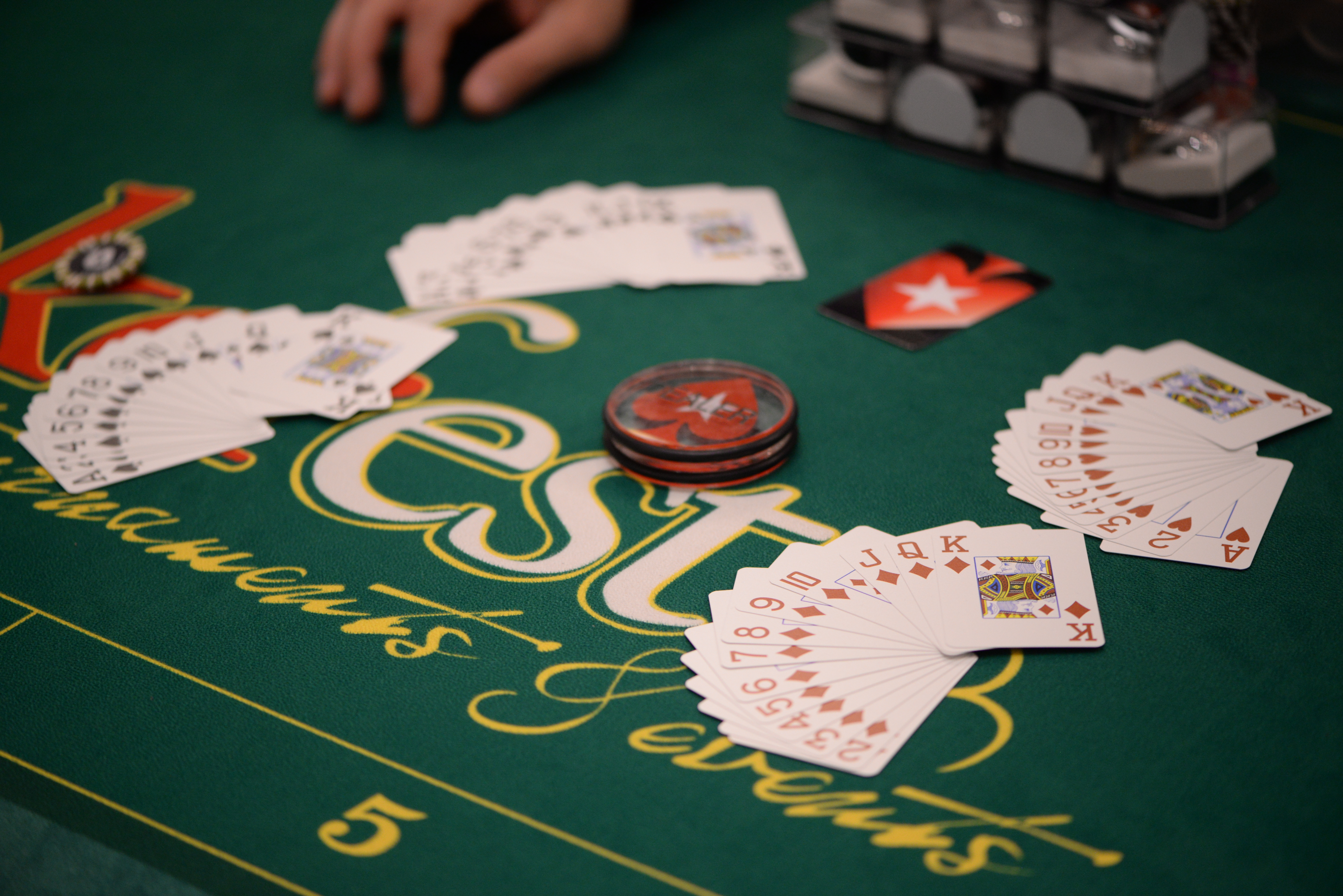 2.000 de români trăiesc din poker. Stau câte 10-12 ore la laptop și produc până la 10.000 de euro pe lună / GALERIE FOTO