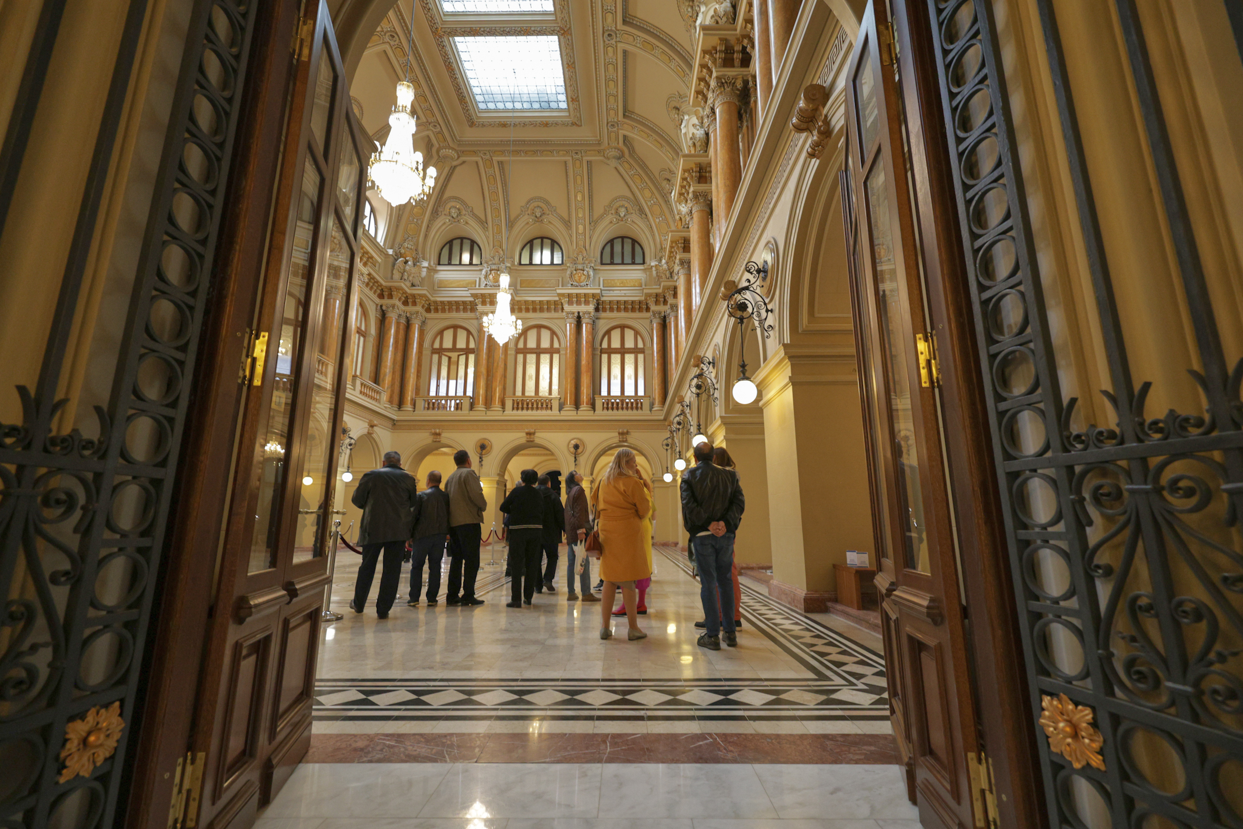 Aur de 3,8 milioane de euro, păzit cu pistoale-mitralieră Kalașnikov. Am intrat în Palatul Vechi al Băncii Naţionale din București
