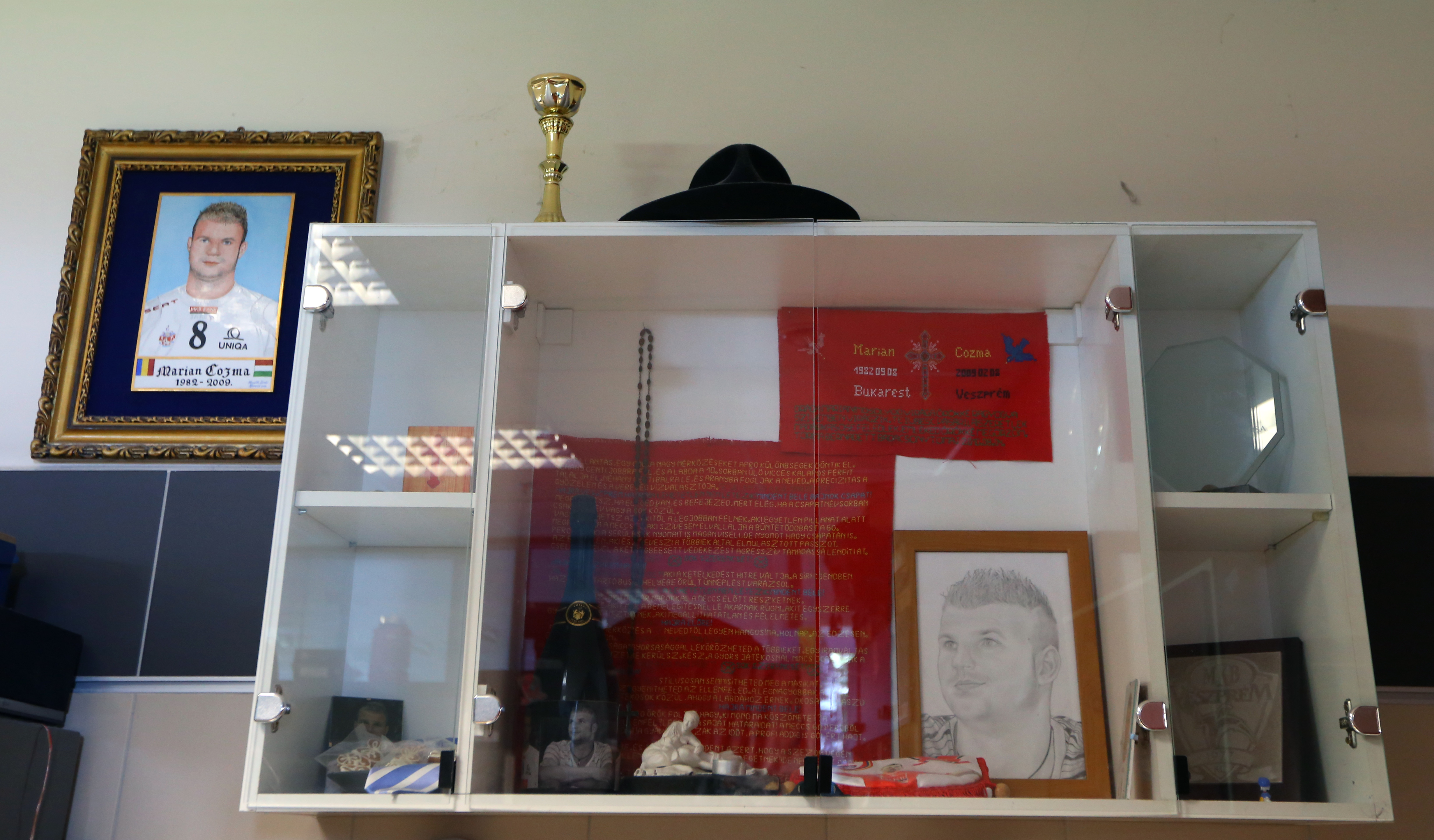 EXCLUSIV! Veszprem nu l-a uitat pe Marian Cozma! Colegii i-au făcut altar în vestiar, iar galeria îi strigă numele la fiecare meci!